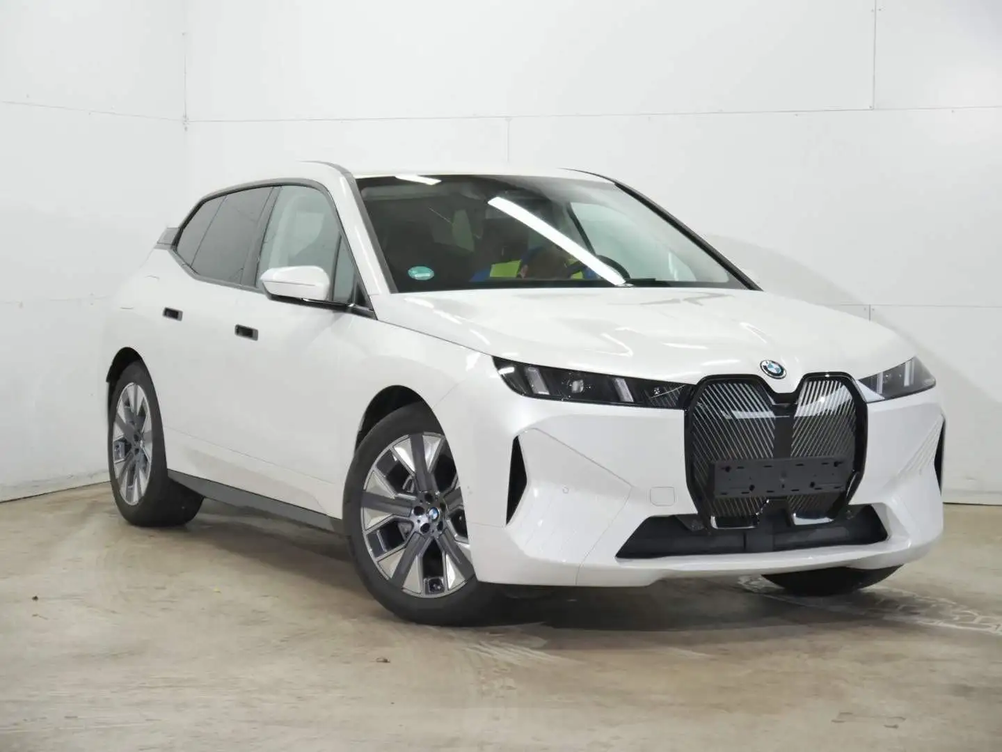 BMW iX xDrive45 HK Surroung, Lenkradhzg, 21" Aerodynamikr Weiß - 2