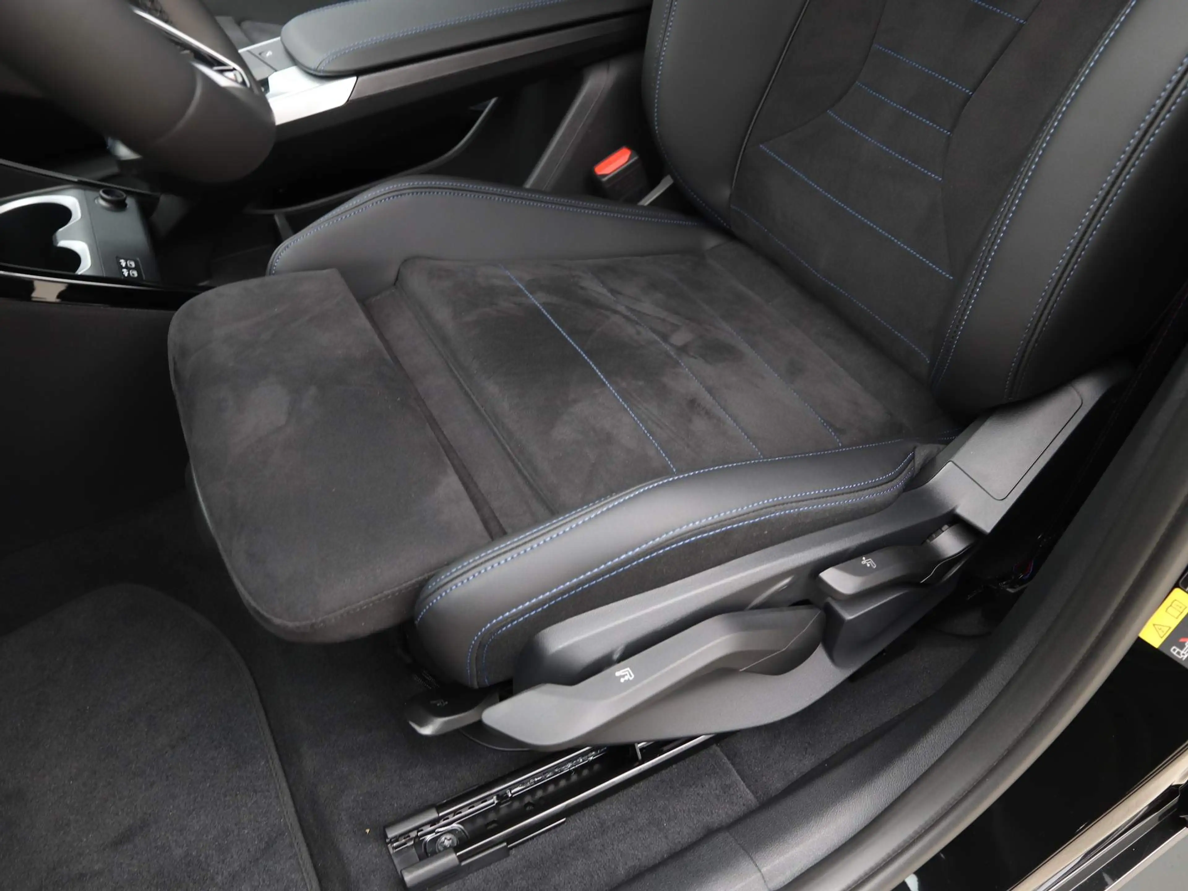 BMW iX2 xDrive30 M Sport Pro — photo 14