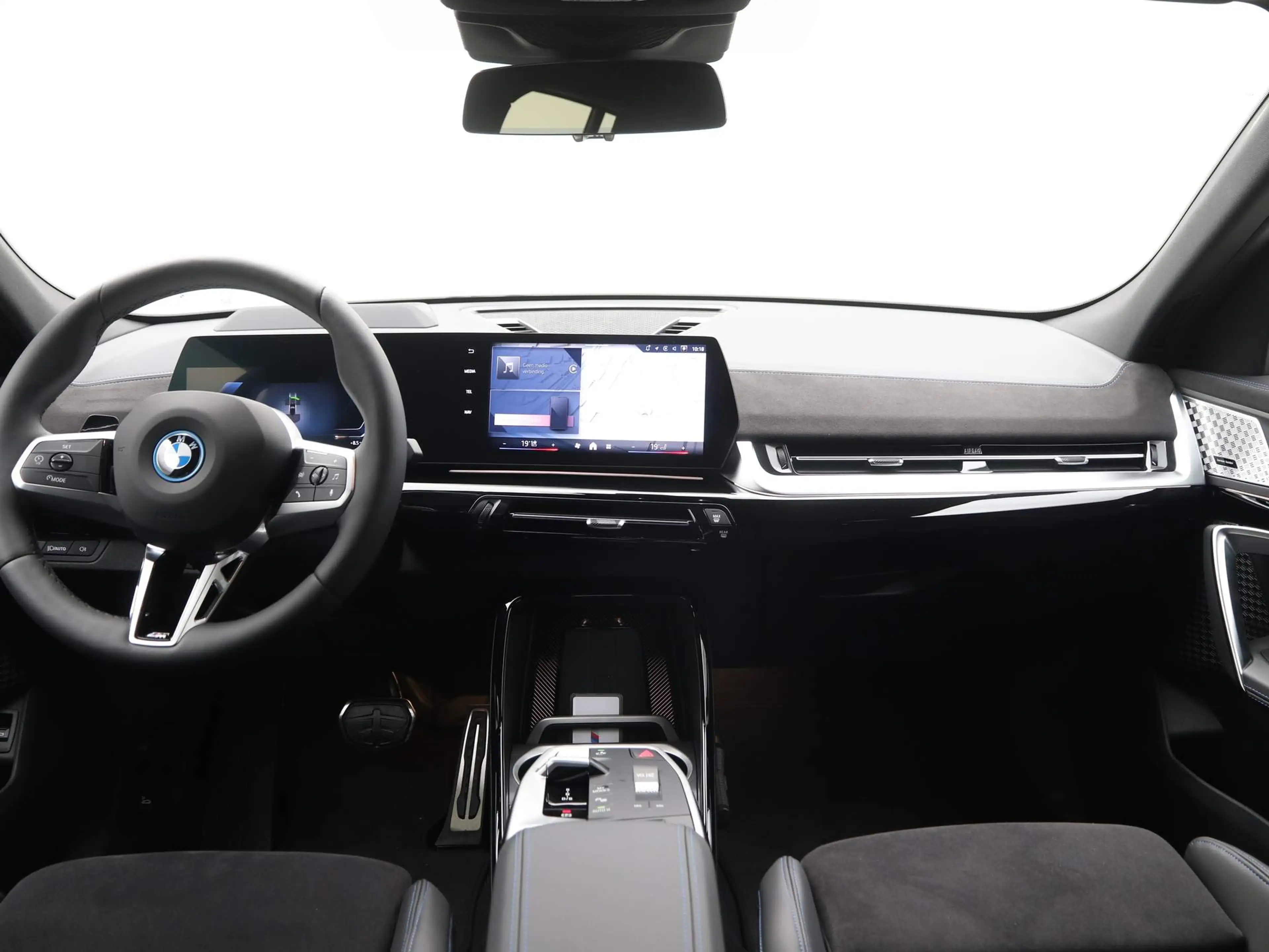 BMW iX2 xDrive30 M Sport Pro — photo 13