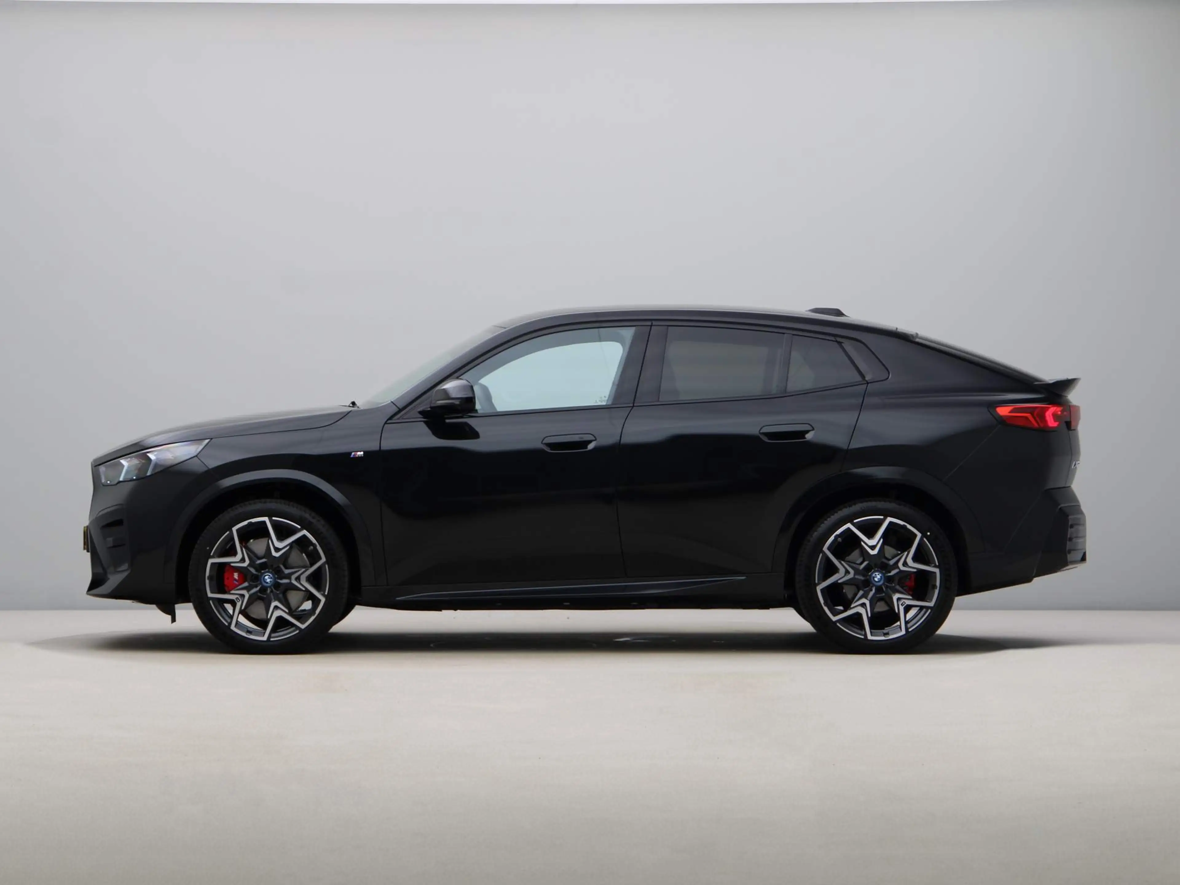 BMW iX2 xDrive30 M Sport Pro — photo 12