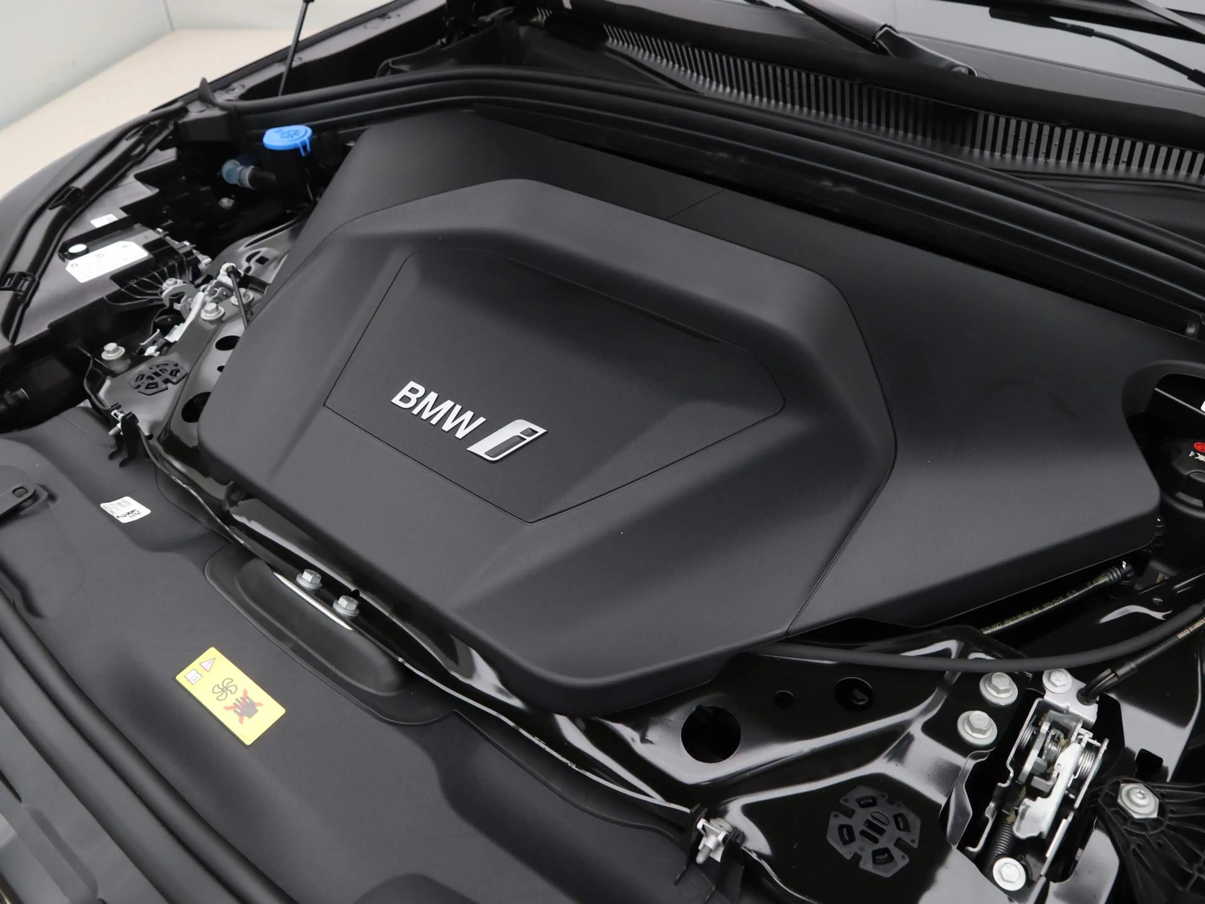 BMW iX2 xDrive30 M Sport Pro — photo 4