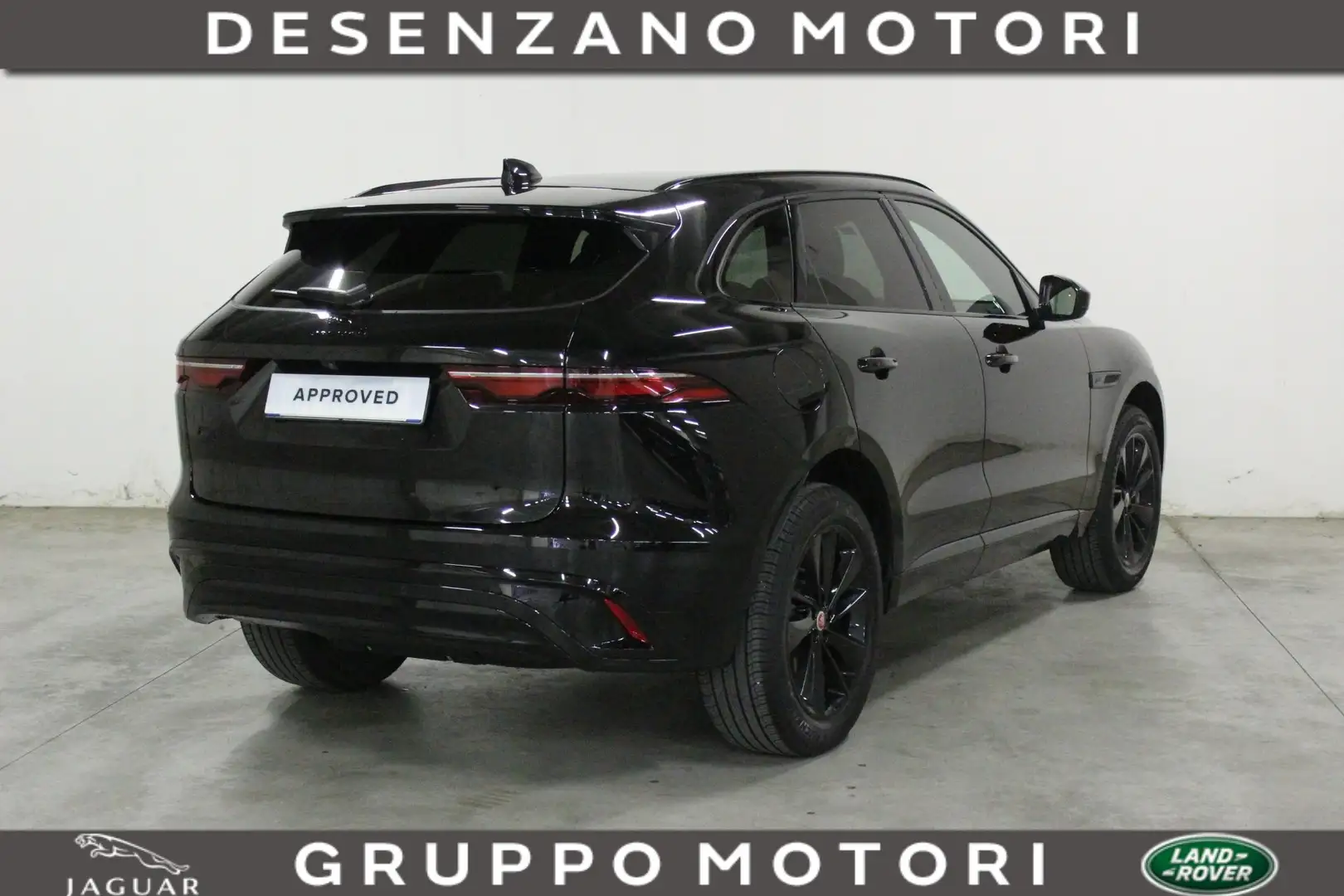 Jaguar F-Pace 2.0d i4 mhev R-Dynamic Black awd 204cv auto Nero - 2