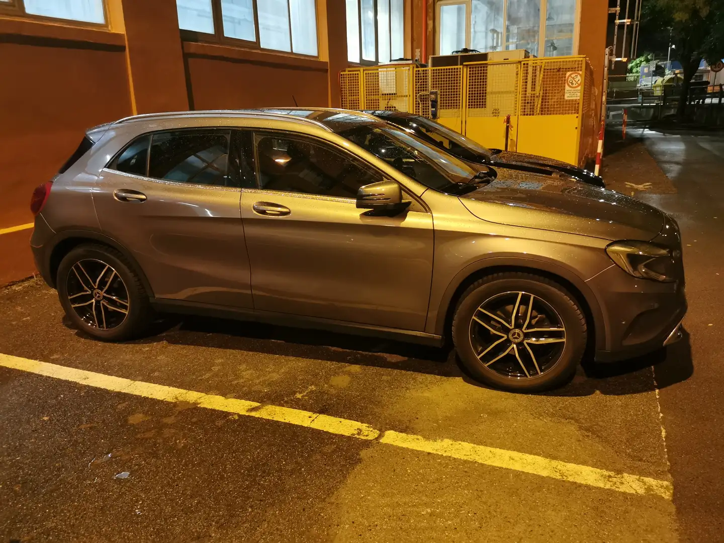Mercedes-Benz GLA 200 GLA-X156 2014 d (cdi) Sport auto Grigio - 2