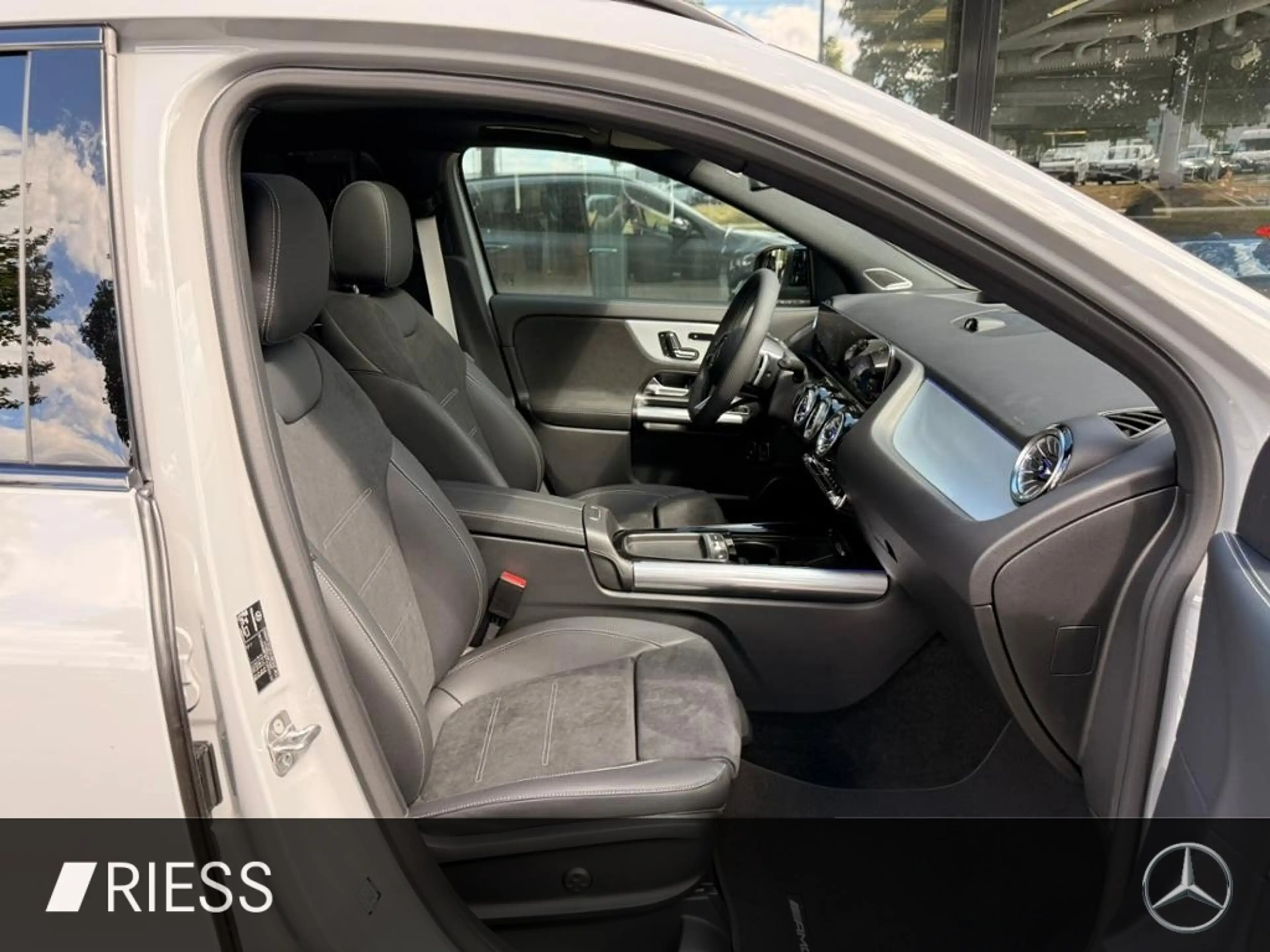 Mercedes-Benz GLA 250 e mit EQ Hybrid Technologie 360 ACC AHK — photo 10