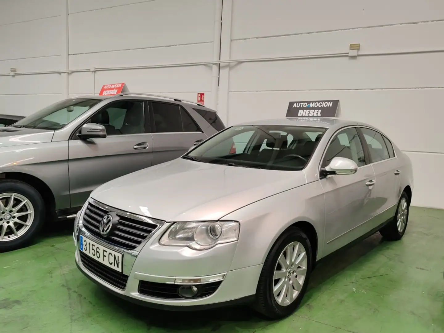 Volkswagen Passat 2.0TDI Advance Silber - 1