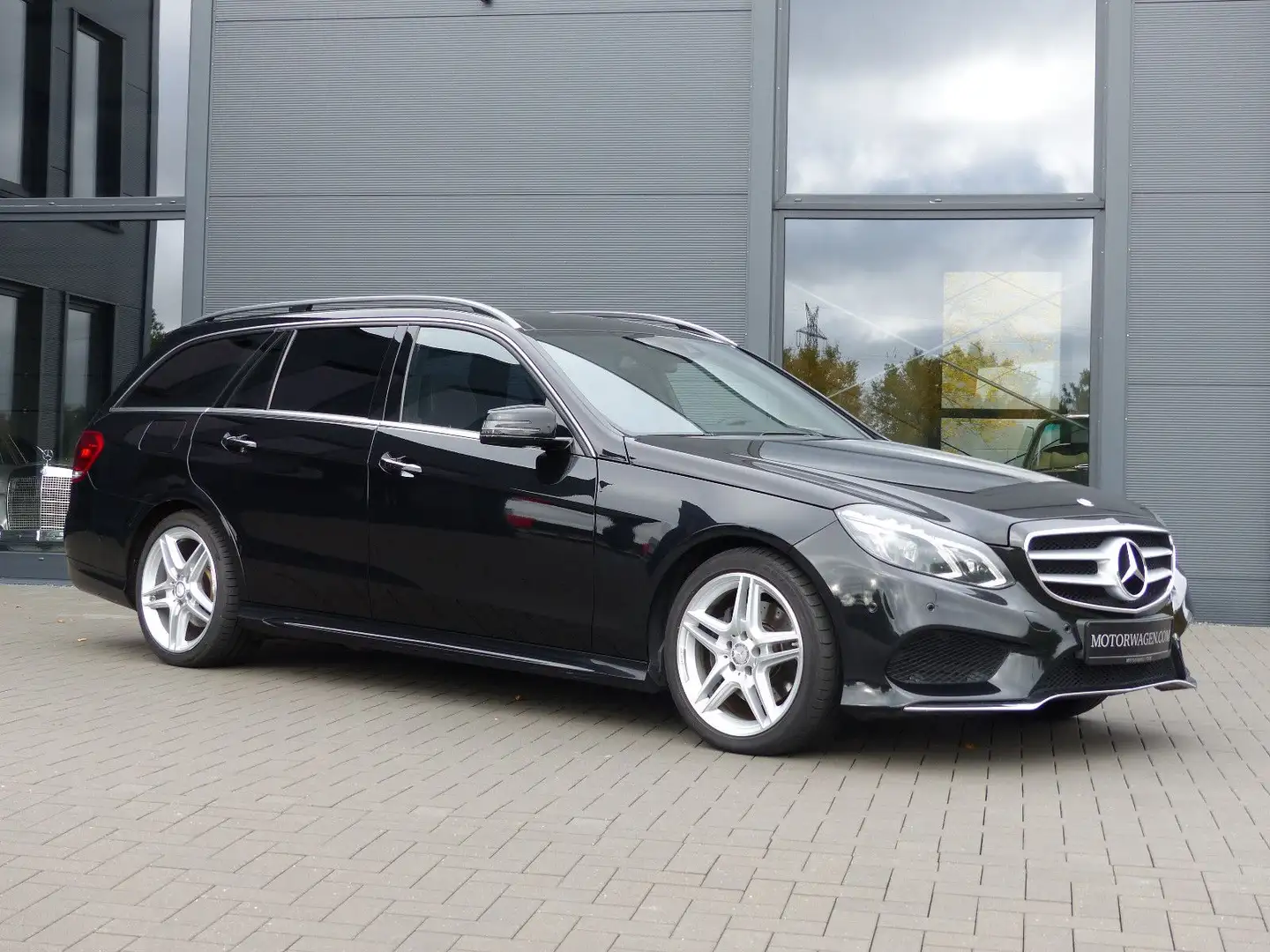 Mercedes-Benz E 300 BlueTec T Diesel AMG Schwarz - 2