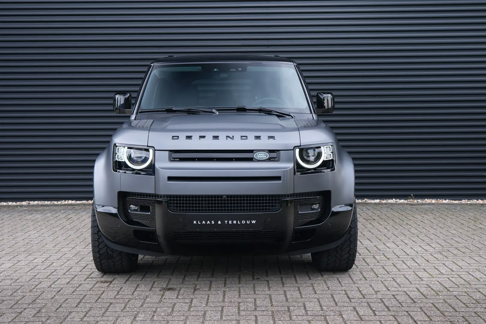 Land Rover Defender 2.0 P300e 110 X-Dynamic HSE HNP € 133.458 / matt Zwart - 2