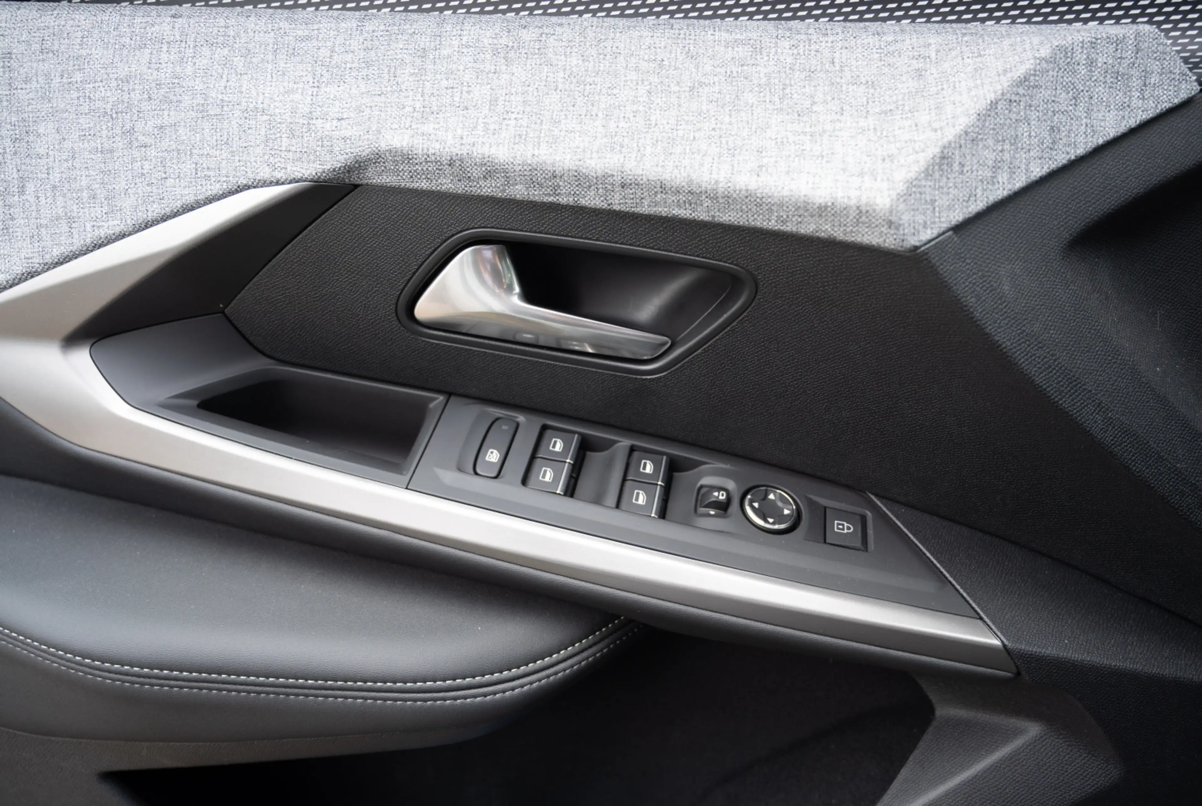 Peugeot 5008 GT HYBRID 145 e-DSC6 *PANO*PDC*WINTER-PAKET* — photo 11