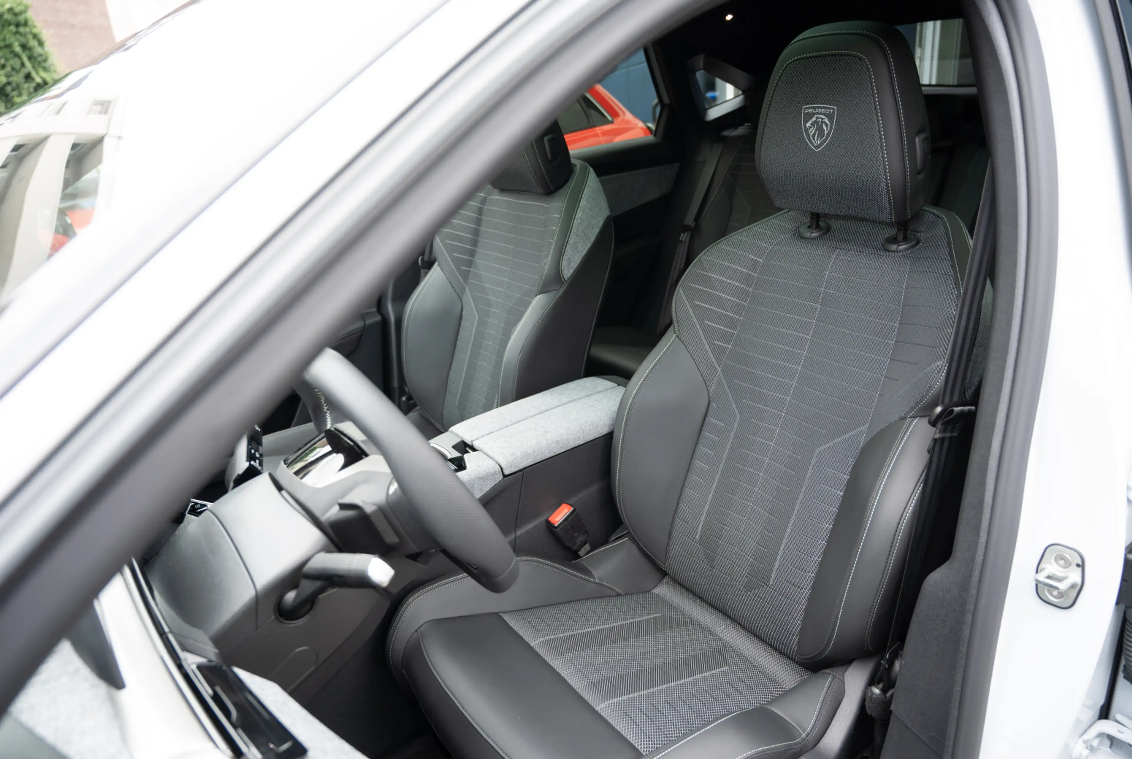 Peugeot 5008 GT HYBRID 145 e-DSC6 *PANO*PDC*WINTER-PAKET* — photo 6