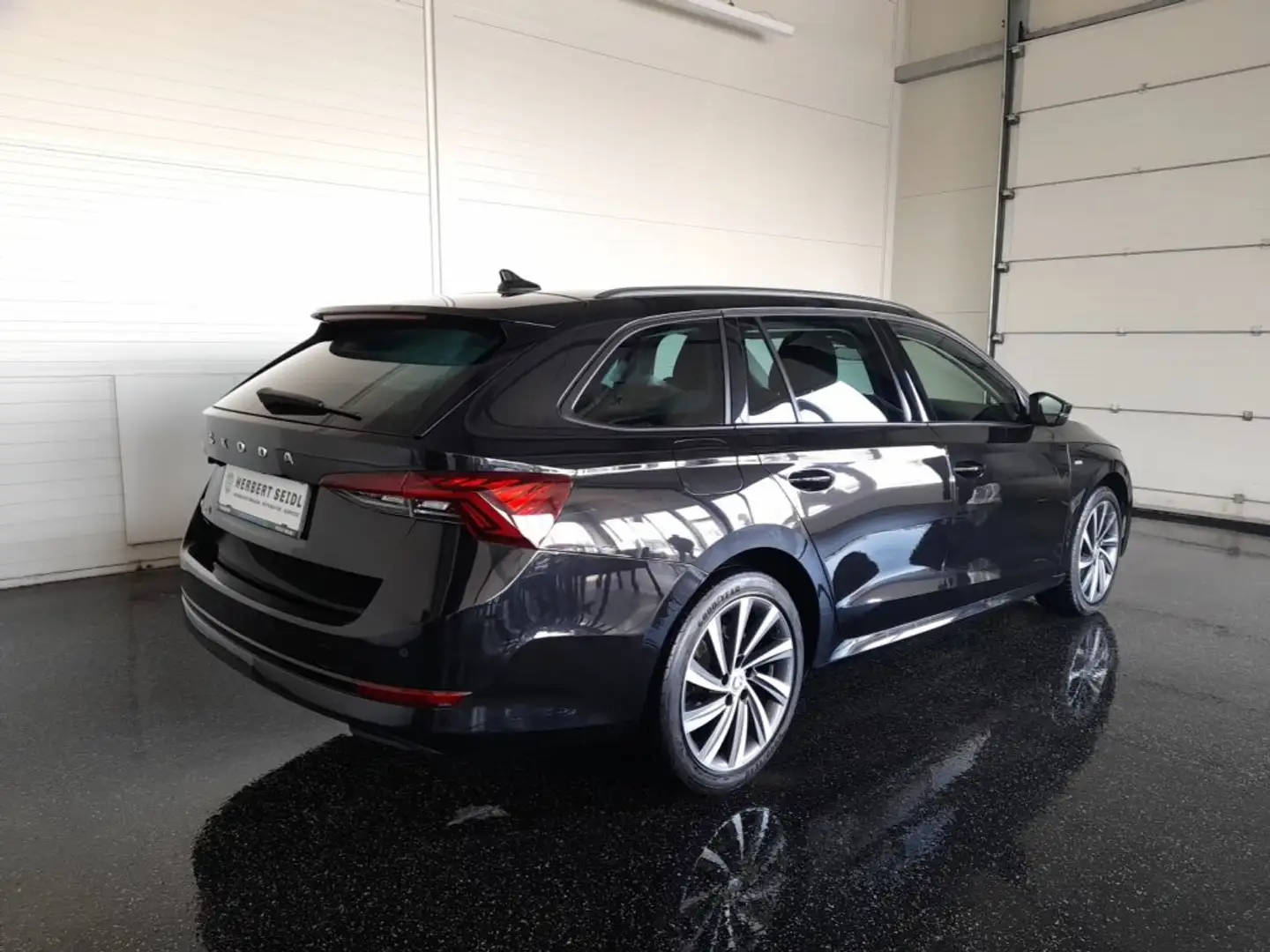 Skoda Octavia Combi TOUR 2,0 TDI DSG *STANDHZG / MATRIX-LED / 18 ZOLL / VIRTUELL / NAVI / AHV / ACC / E-KLAPPE* Schwarz - 2