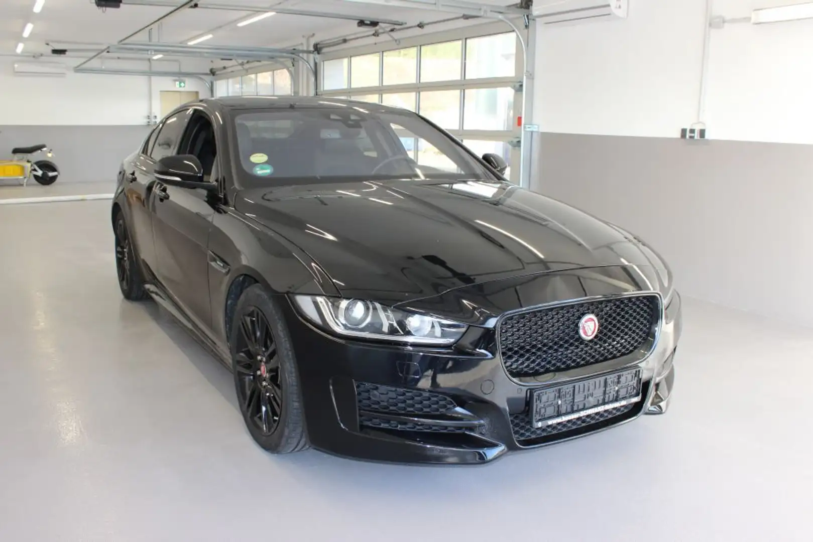 Jaguar XE 20d Pure - 2