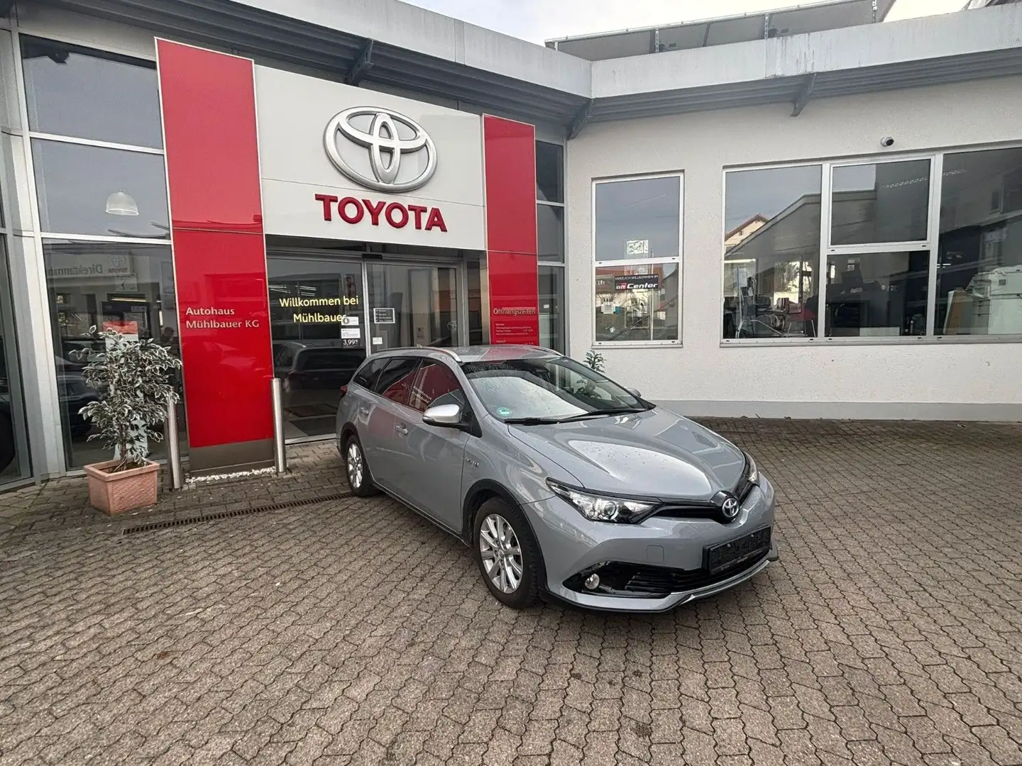 Toyota Auris Touring Sports Hybrid Free Style Grau - 2
