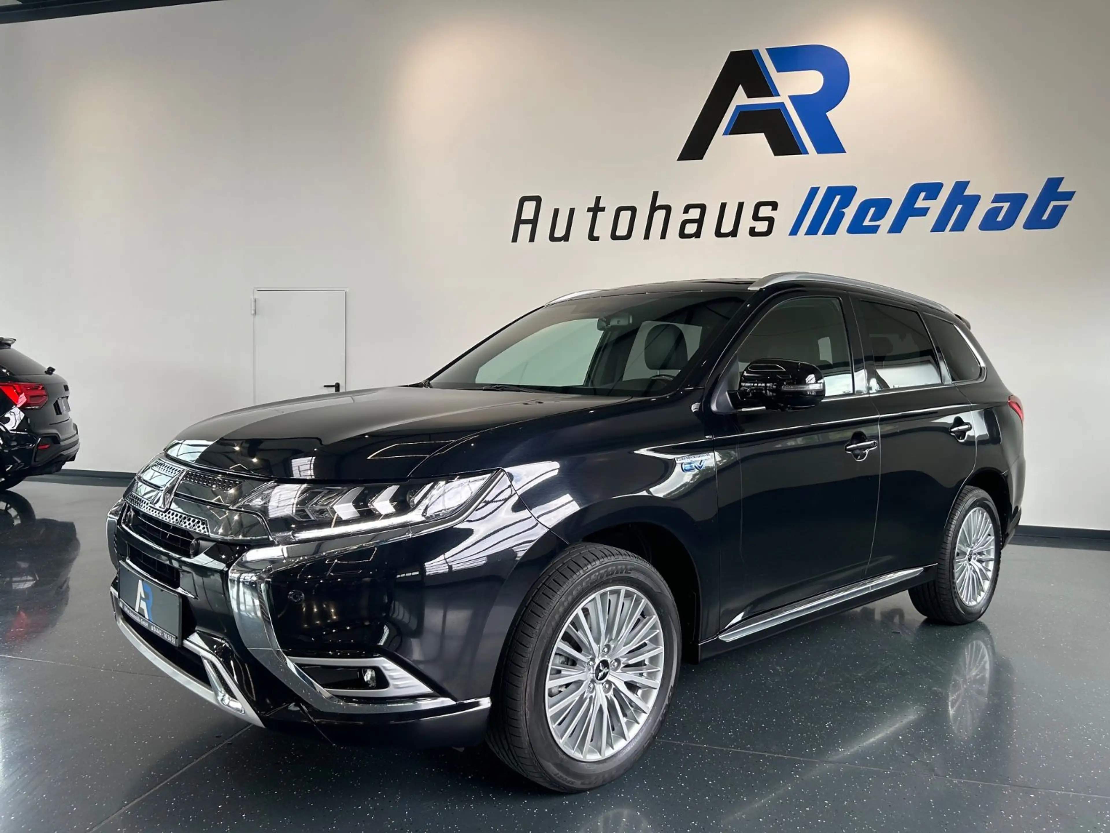 Mitsubishi Outlander PHEV Plus 4WD*EXCLUSIVE*LEDER*NAVI*KAM — photo 3