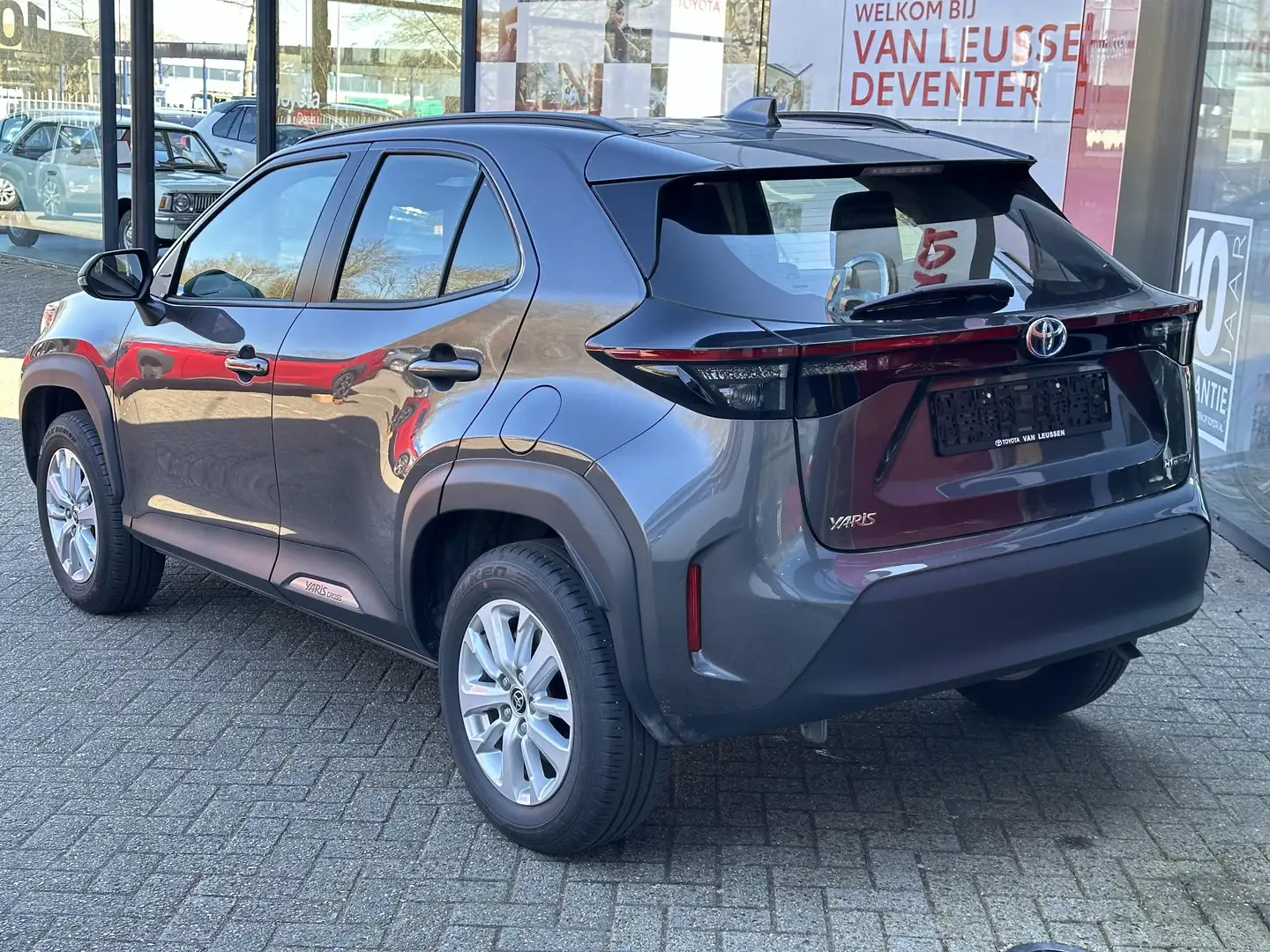 Toyota Yaris Cross 1.5 HYBRID DYNAMIC ELEKTR. ACHTERKLEP APPLE/ANDROI Grijs - 2