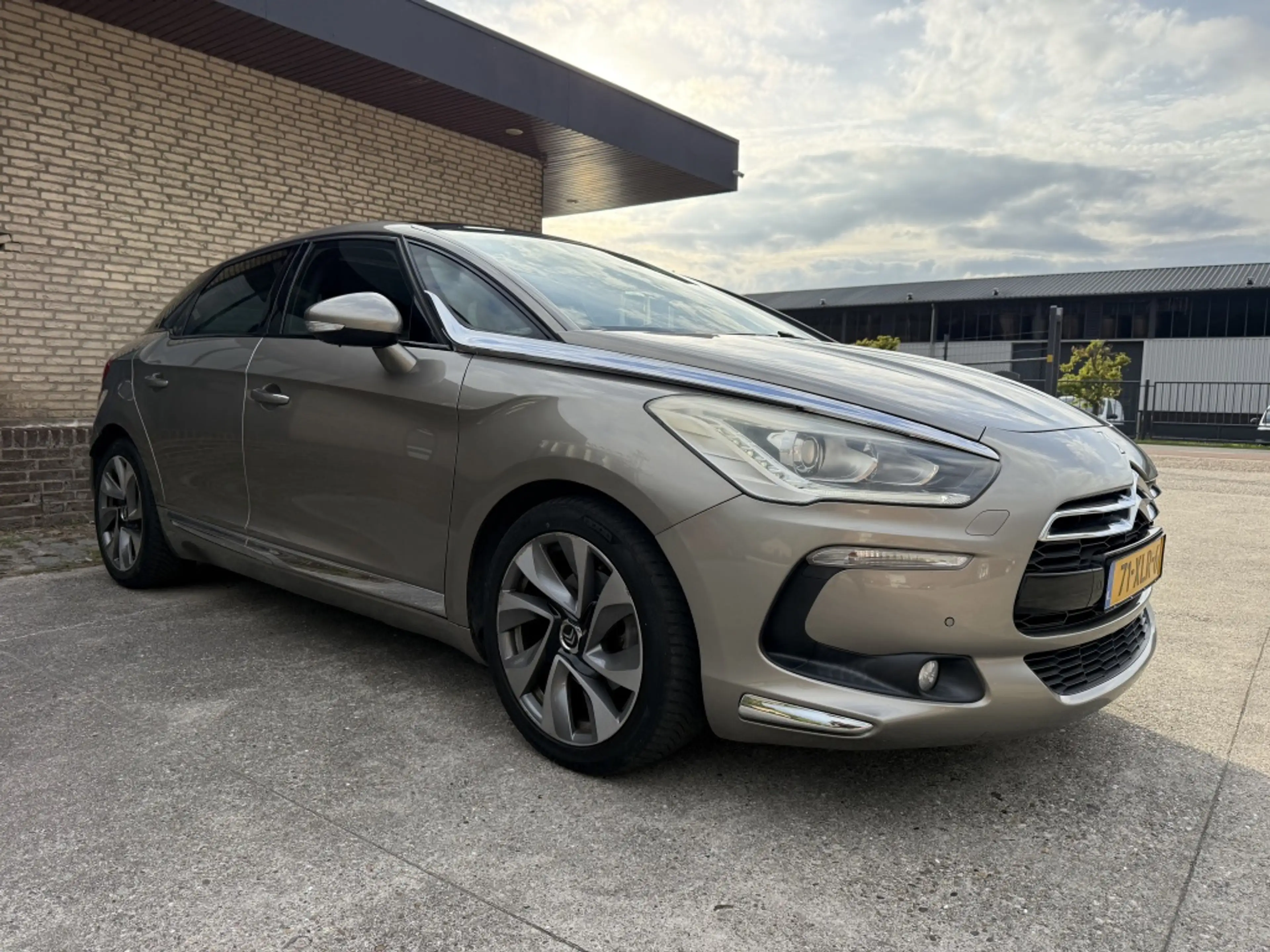 Citroen DS5 1.6 THP So Chic — photo 2