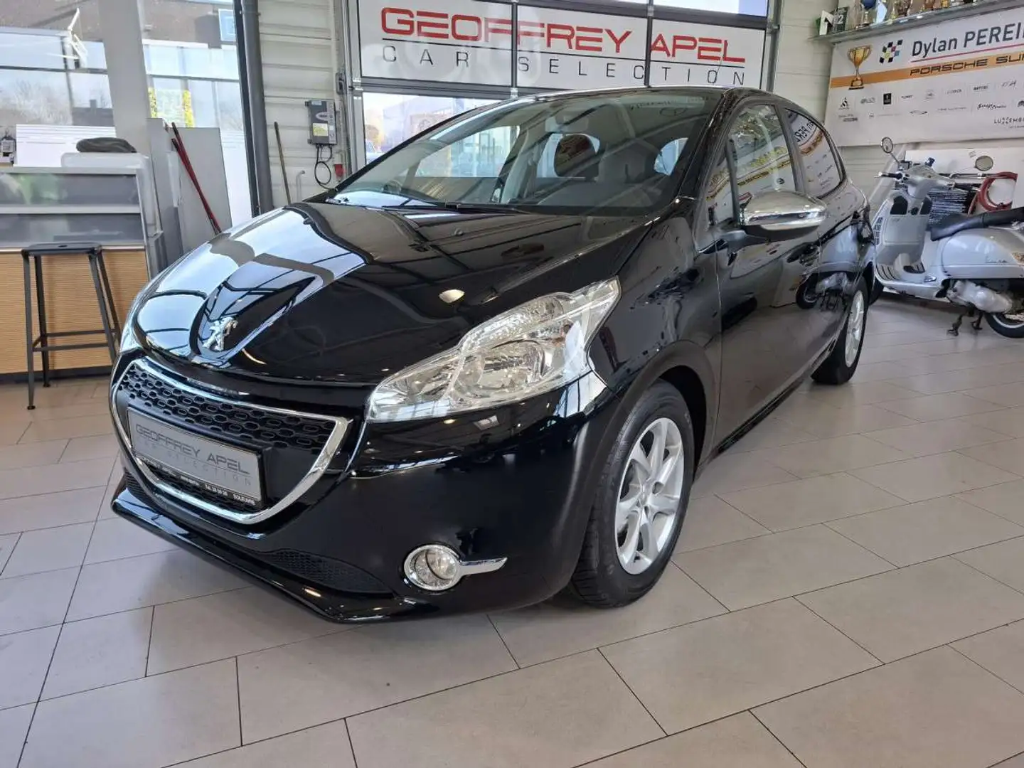 Peugeot 208 1.6 HDI 92 STYLE , 1 HAND, TEMPOMAT, BLUETOOTH,GAR Noir - 1