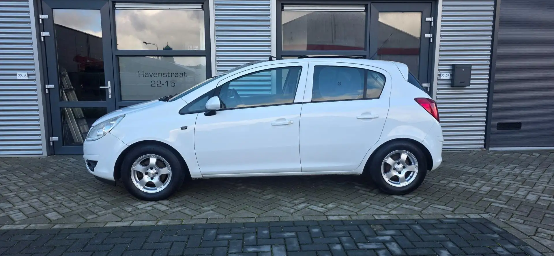 Opel Corsa 1.4-16V Executive Wit - 2