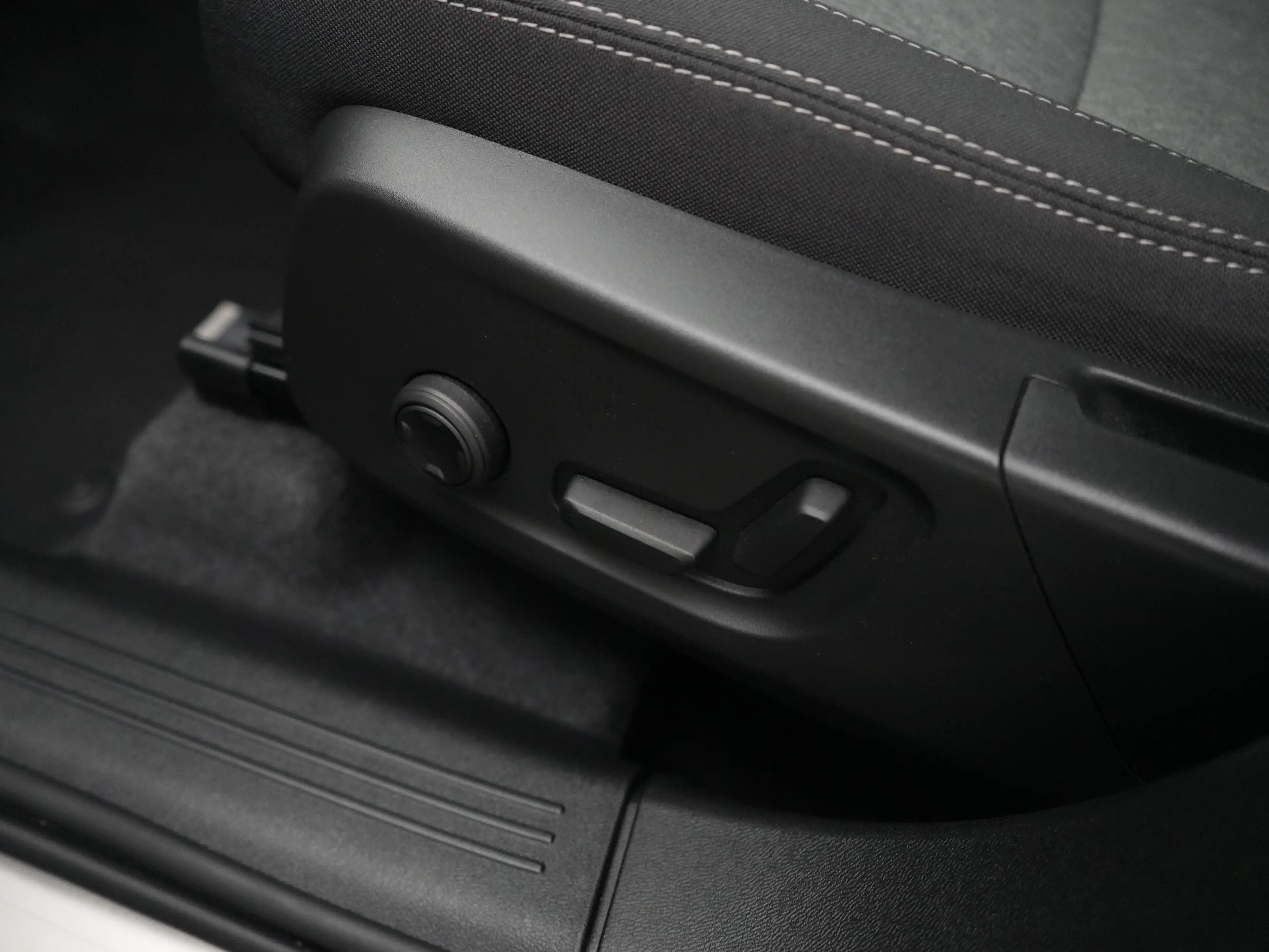 Volvo XC40 T4 Recharge Plus Dark | 360° Camera | Harman/Kardo — photo 29
