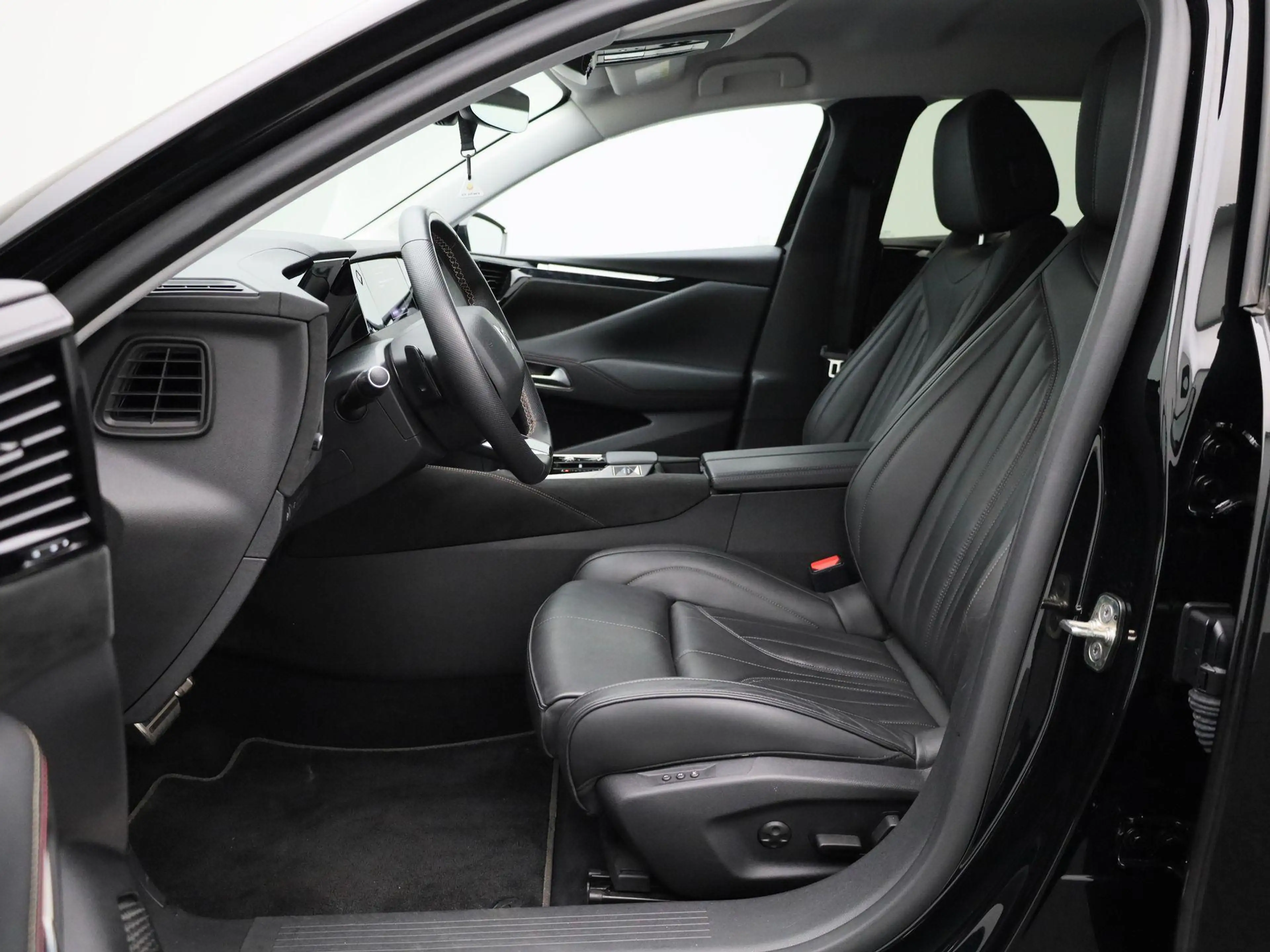 DS Automobiles DS 4 PureTech 130 Auto Performance Line Zetel -en stuur — photo 9