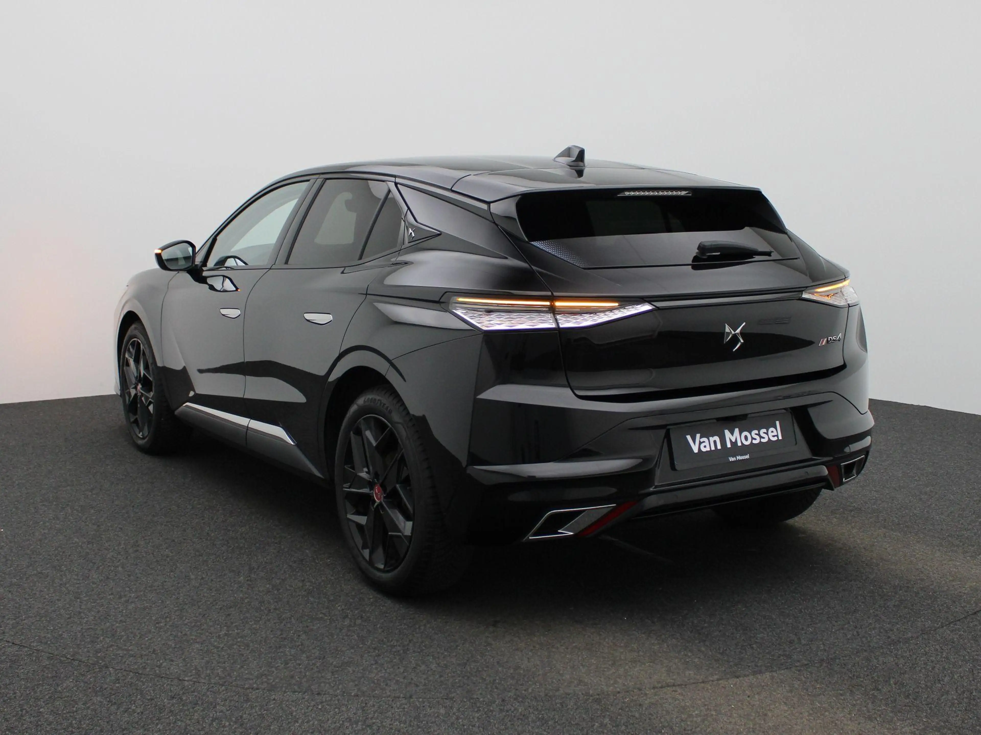 DS Automobiles DS 4 PureTech 130 Auto Performance Line Zetel -en stuur — photo 2