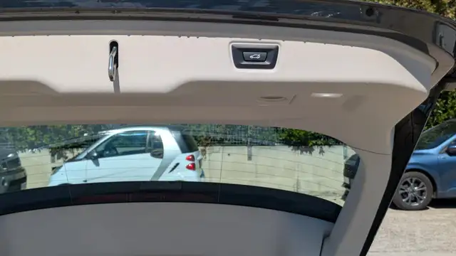 BMW 3 Series view 6