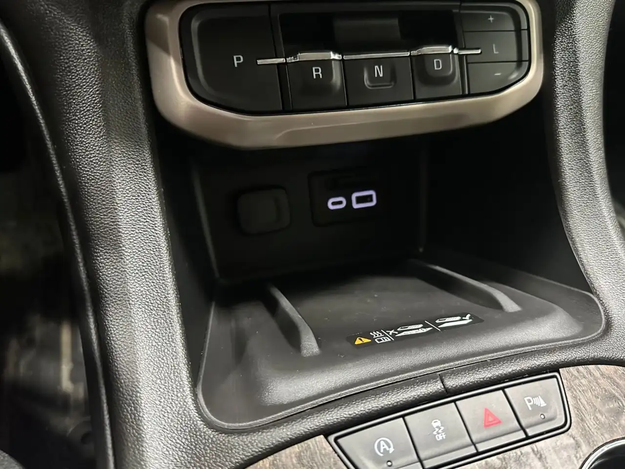 GMC Acadia снимка GMC Acadia