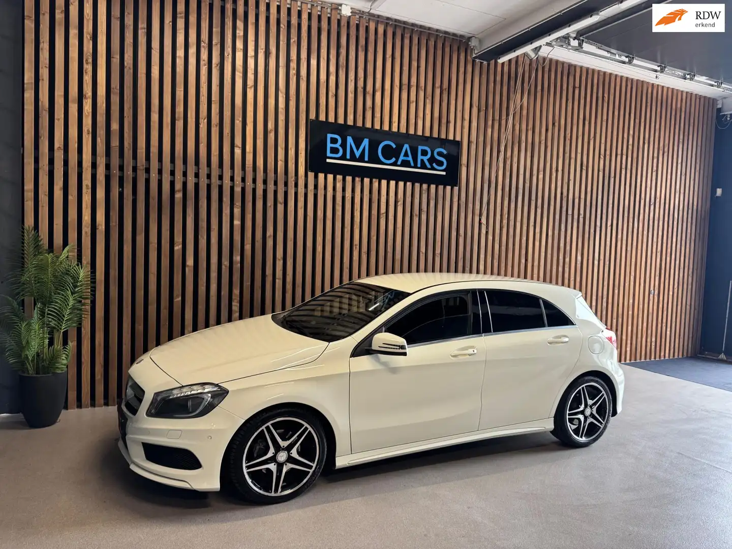 Mercedes-Benz A 180 Prestige AUTOMAAT, AMG PACK, Xenon Wit - 1