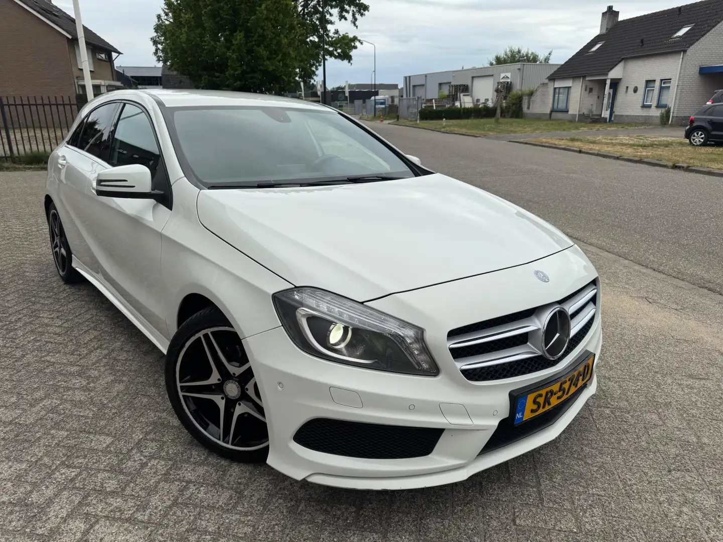 Mercedes-Benz A 180 Prestige AUTOMAAT, AMG PACK, Xenon Wit - 2