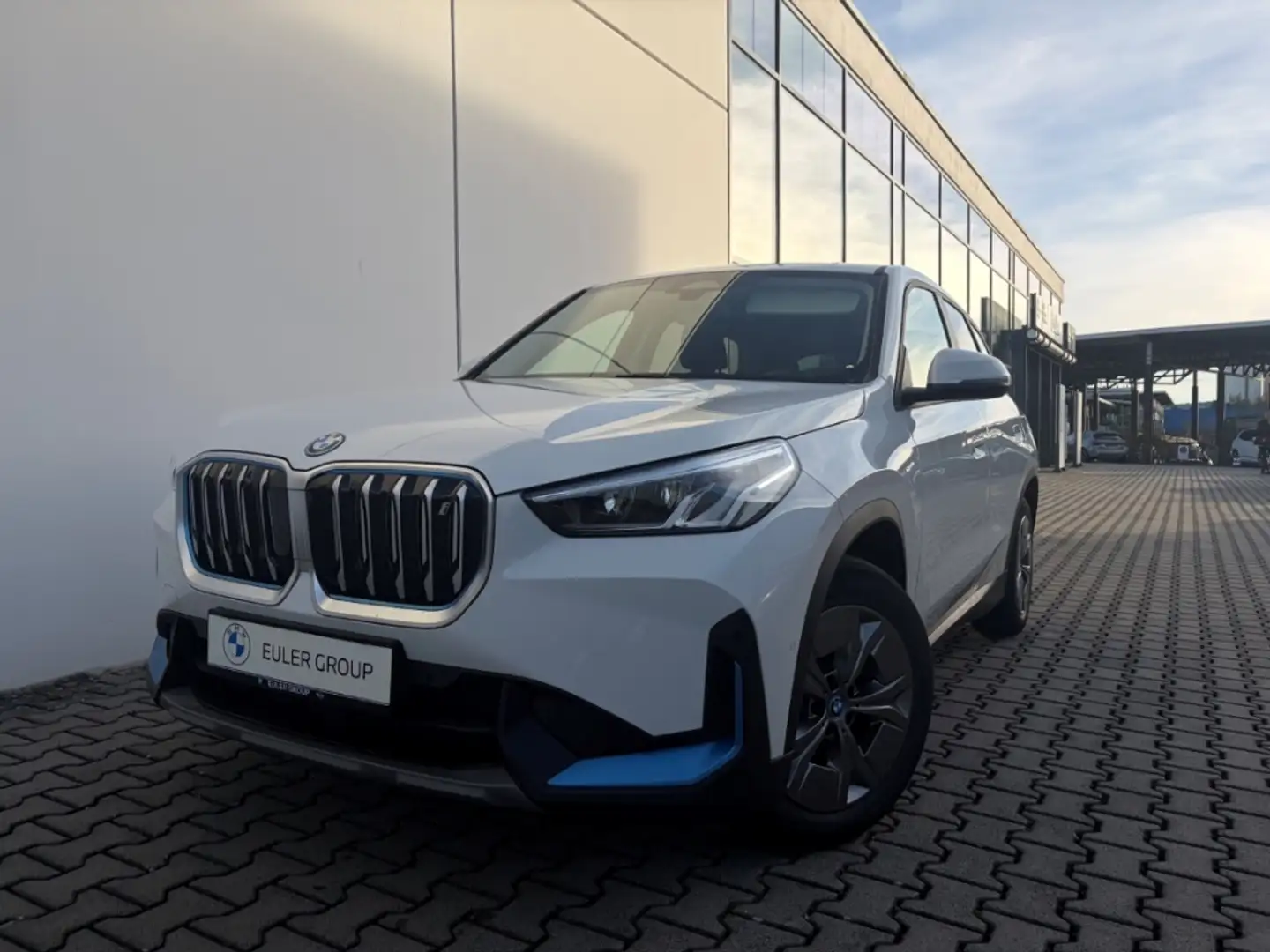 BMW iX1 xDrive 30 AD AHK-klappbar AHK Navi Digitales Cockp Weiß - 1