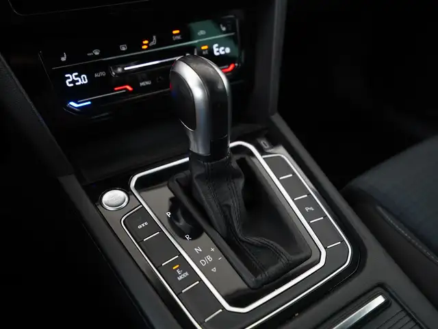 Volkswagen Passat view 10