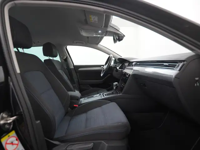 Volkswagen Passat view 3