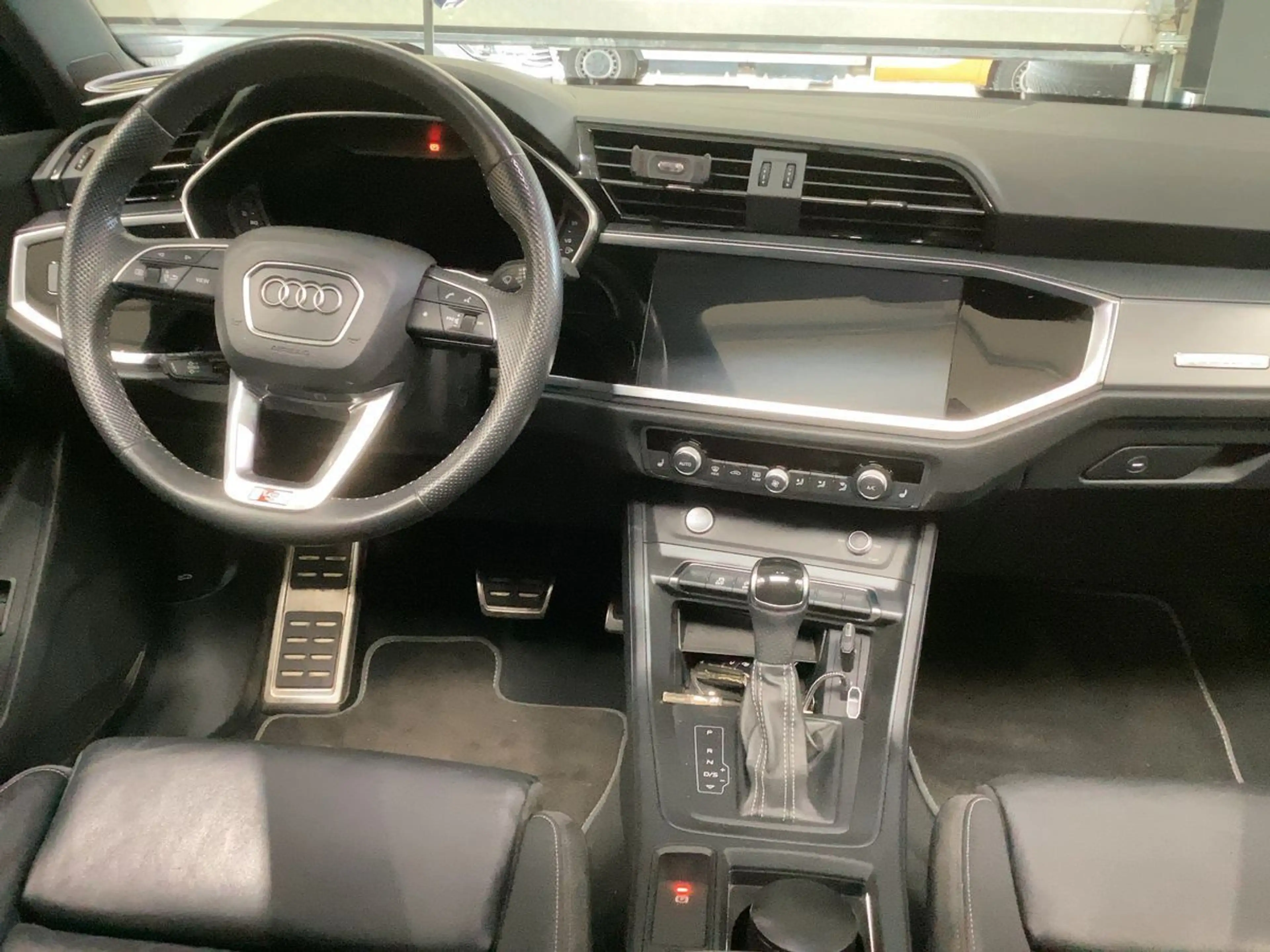 Audi Q3 40 TFSI quattro S line AHK 19" LED PANO — photo 4