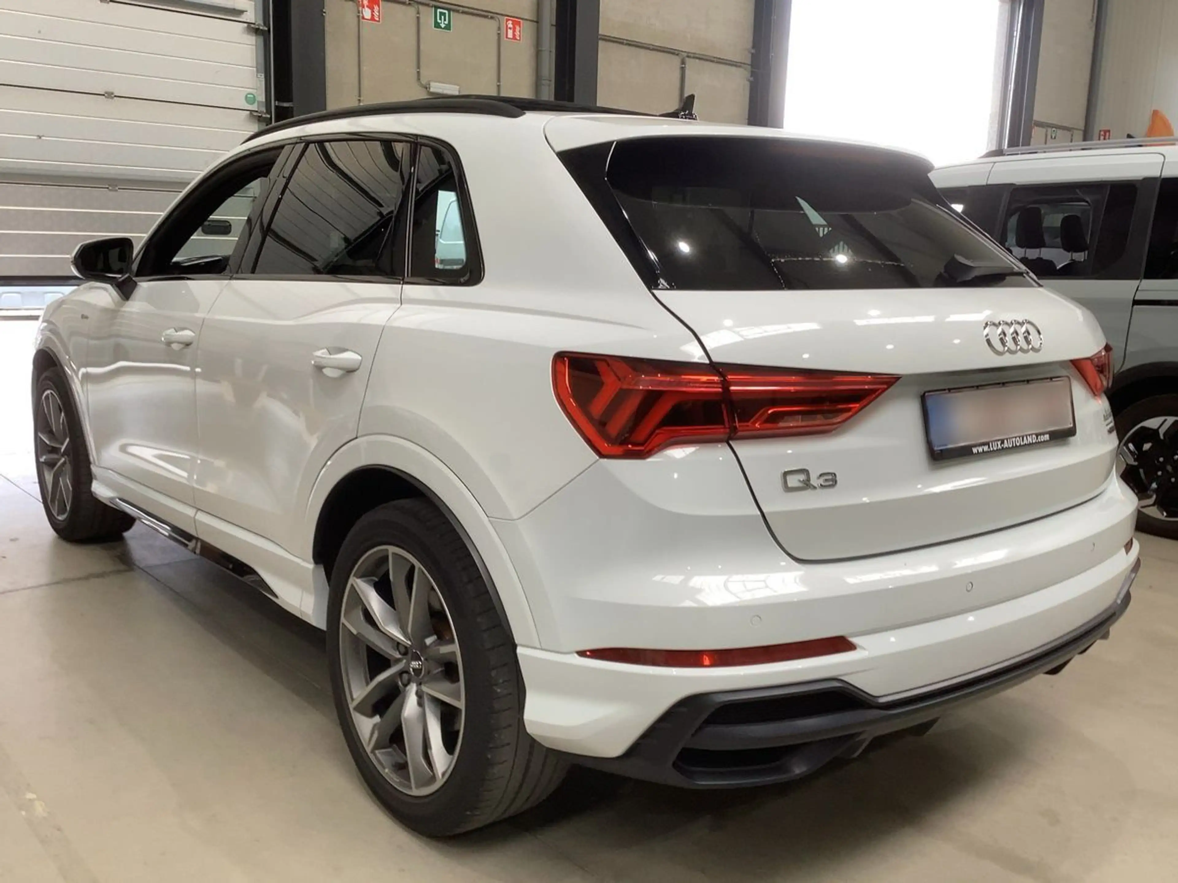 Audi Q3 40 TFSI quattro S line AHK 19" LED PANO — photo 3