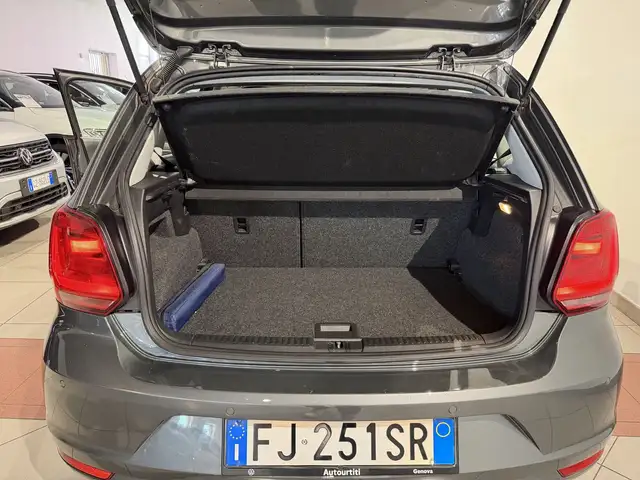 Volkswagen Polo view 9