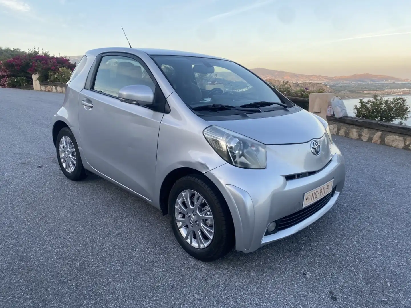 Toyota iQ 90 D-4D Gris - 1
