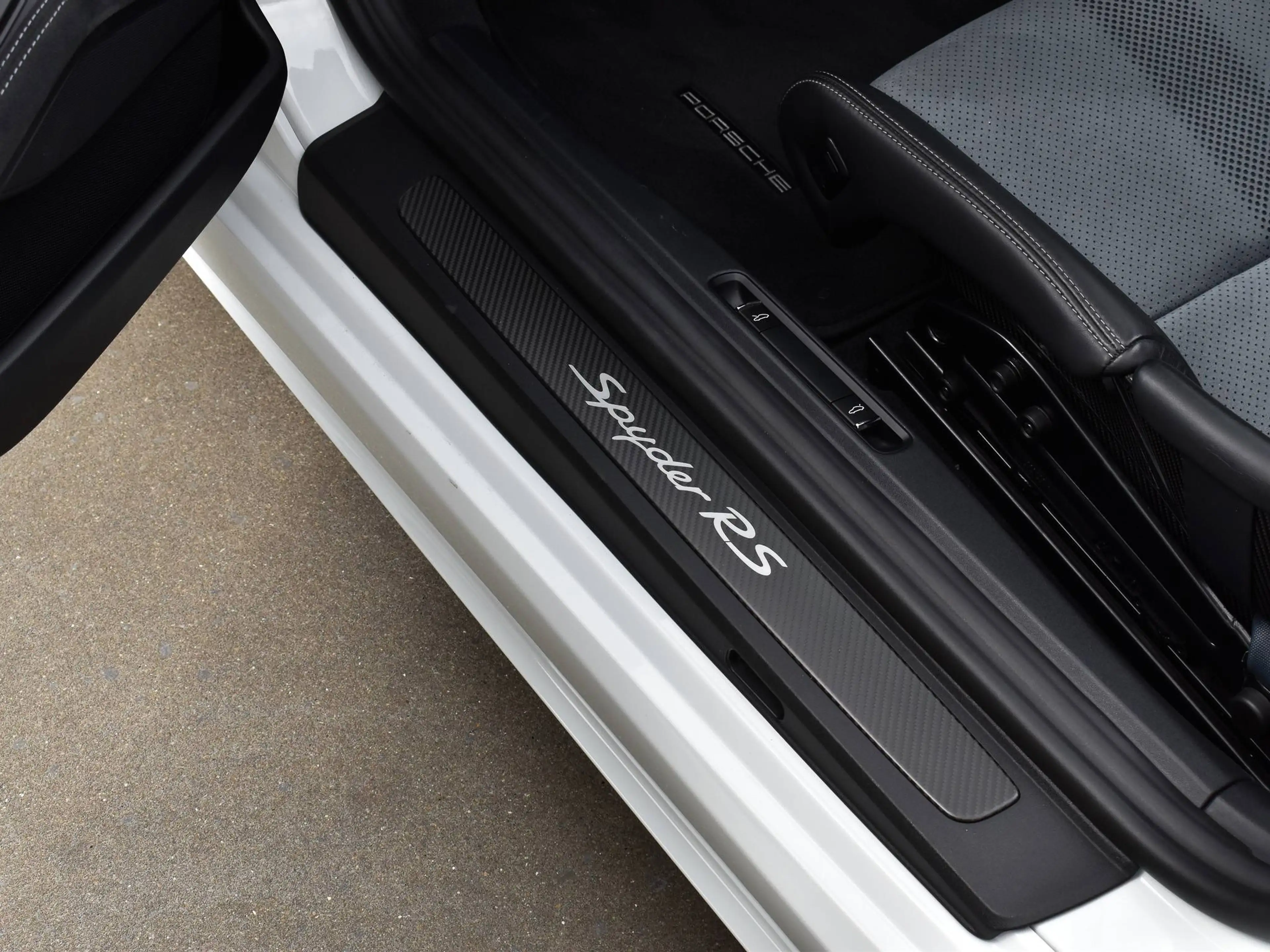 Porsche Boxster 718 Spyder RS / 4.0 PDK / Pure White / 1st Owner — photo 13