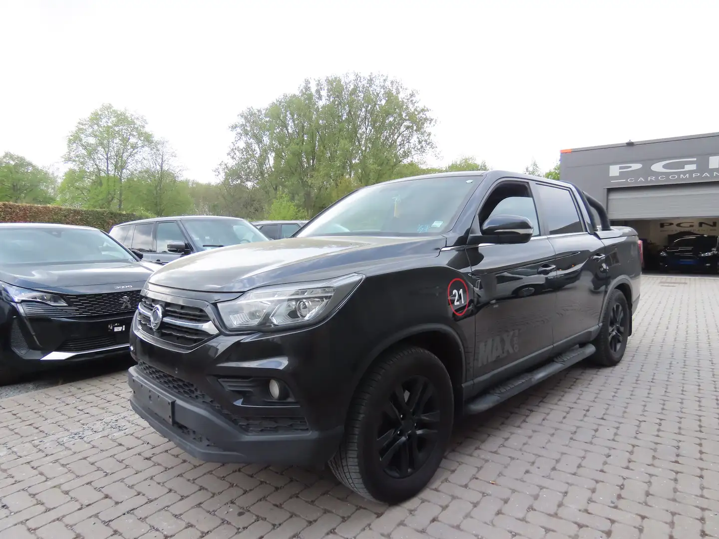 SsangYong Musso 2.2 Turbo e-Xdi 4WD Sapphire 11500eur+BTW/TVA Noir - 1