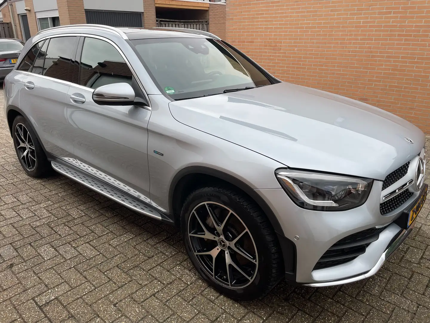 Mercedes-Benz GLC 300 300e AMG Luchtvering Pano Burmester Memory Carplay Zilver - 1