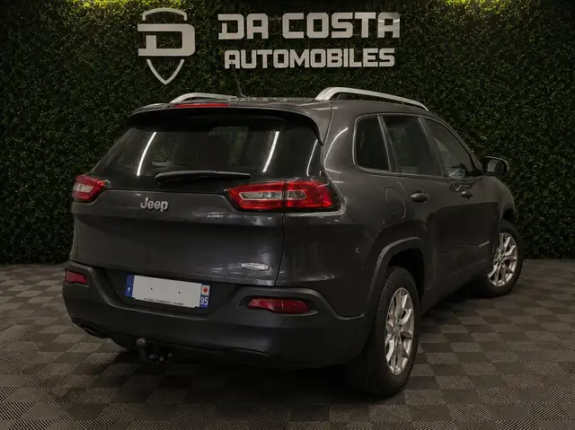 Jeep Cherokee view 2