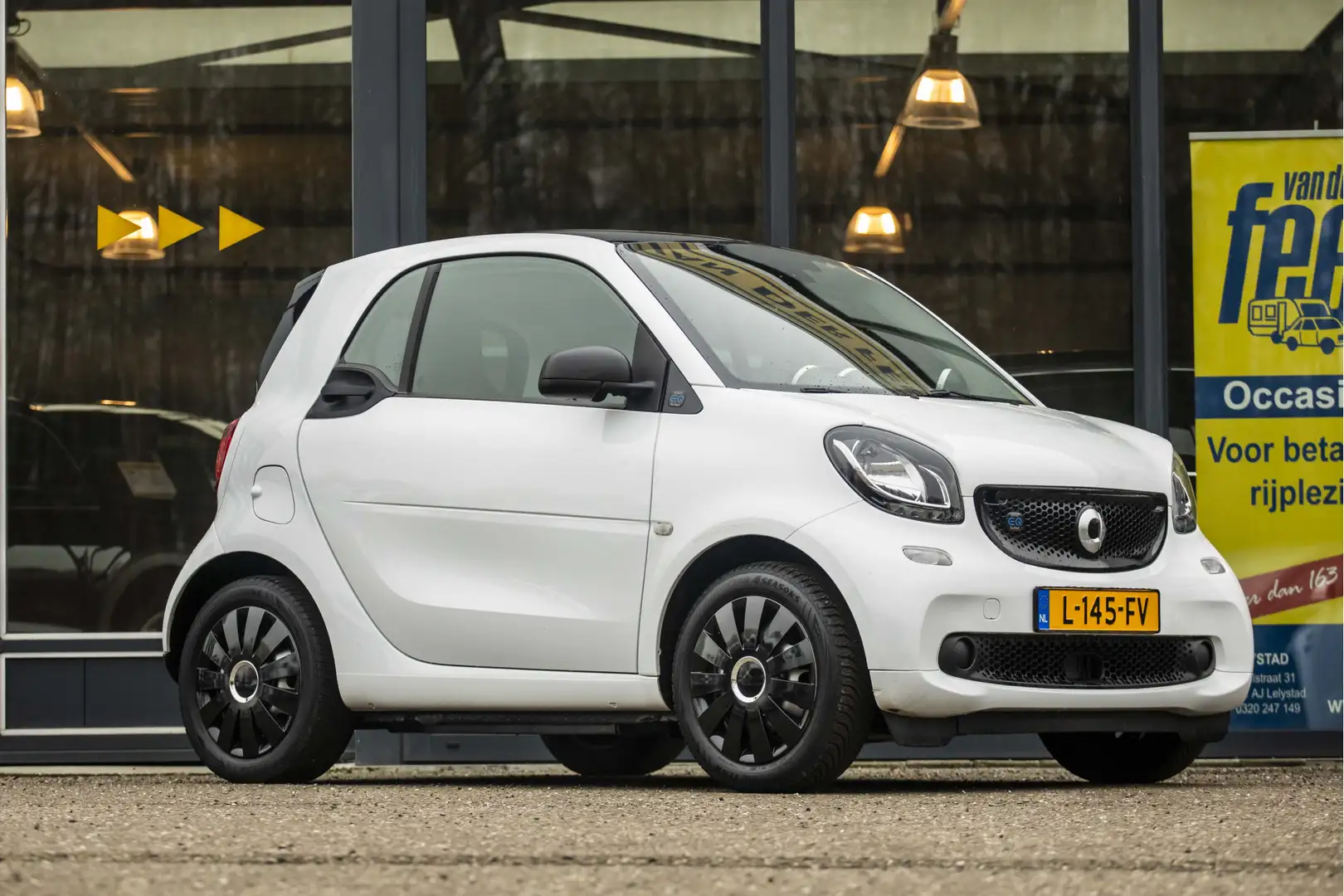 smart forTwo EQ Essential 18 kWh Wit - 1