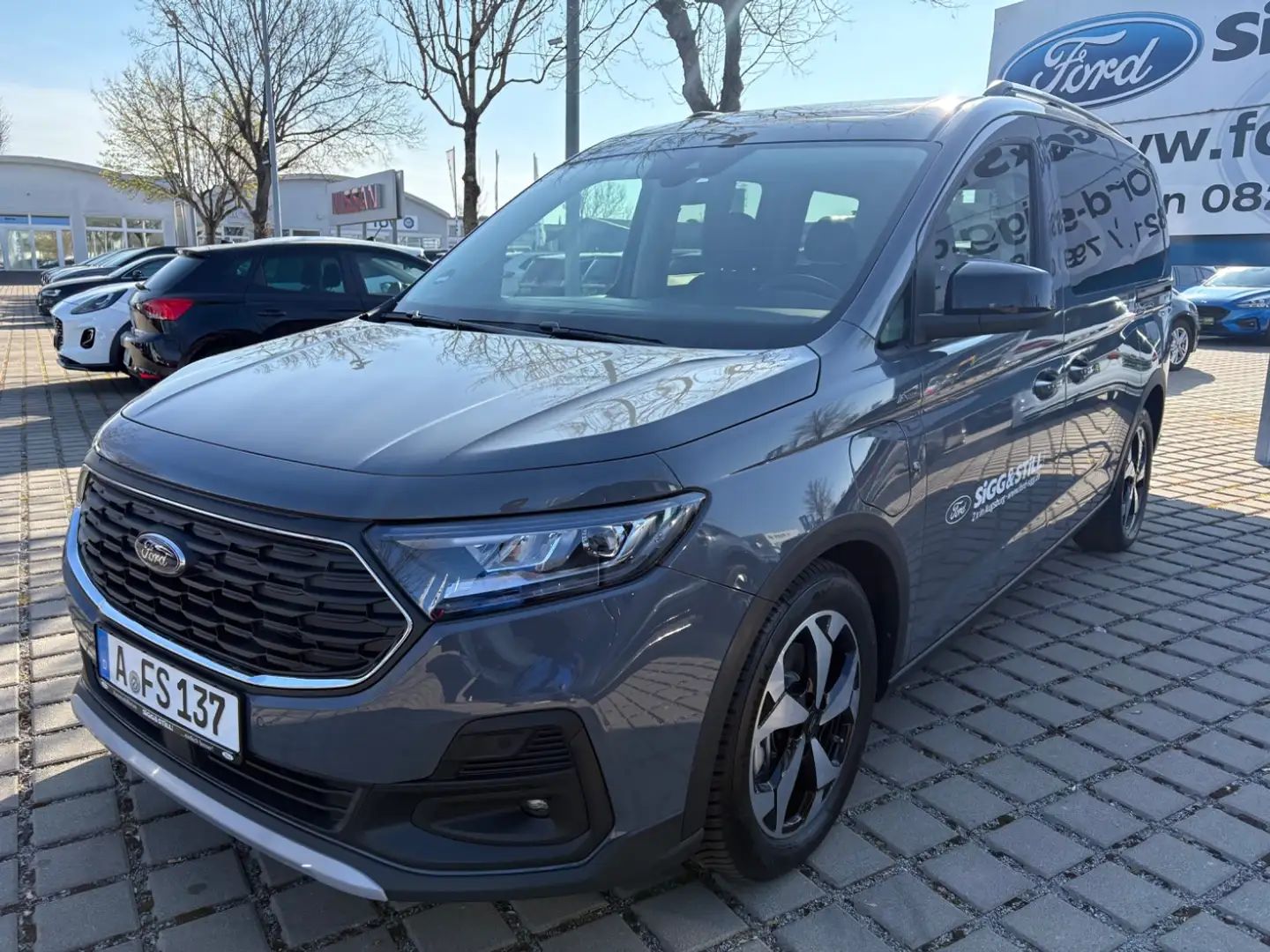 Ford Grand Tourneo Connect Active PHEV 1.5 7-SITZE Grau - 2