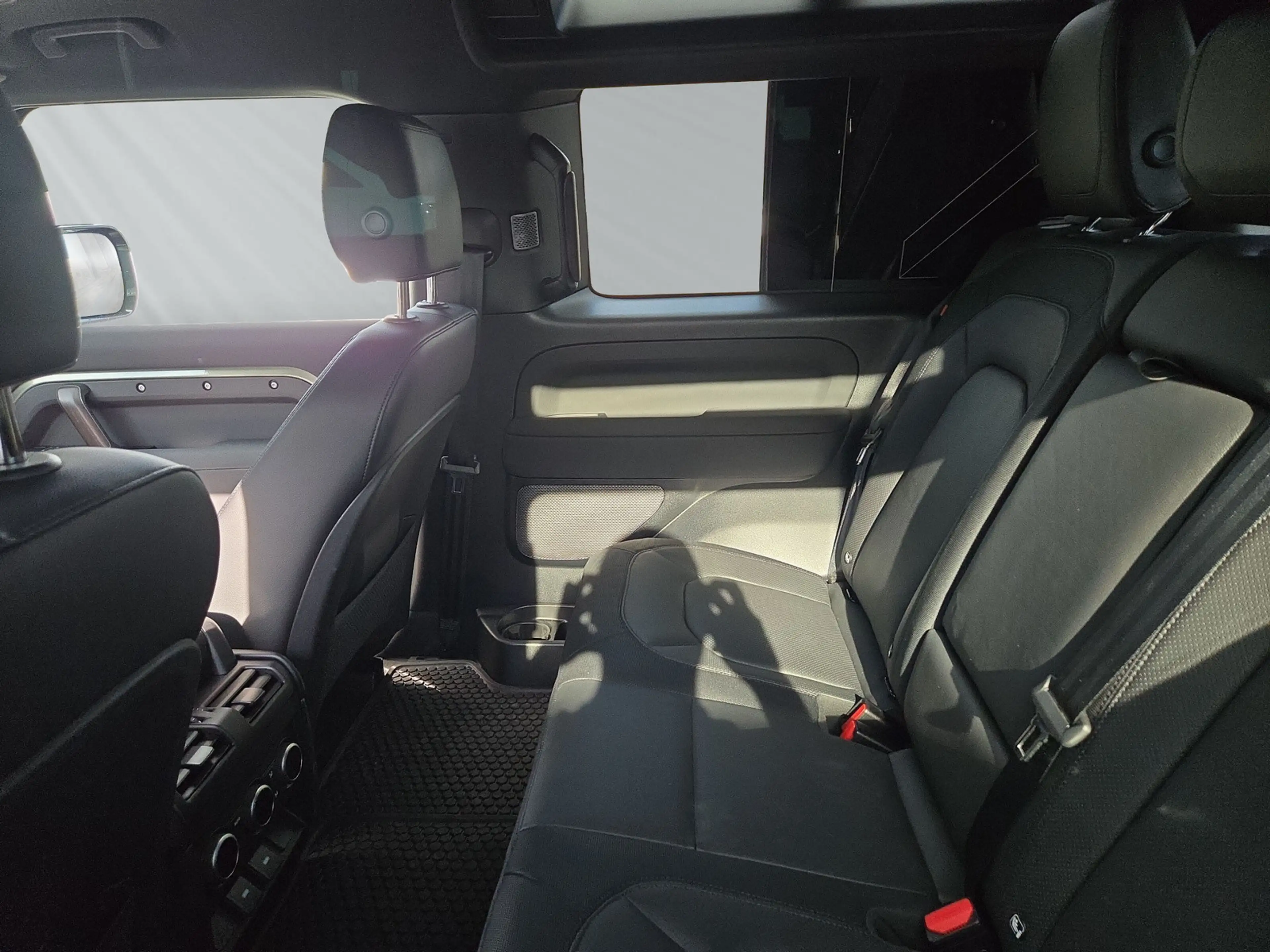 Land Rover Defender 90 D250 X-Dynamic SE Mild-Hybrid — photo 8