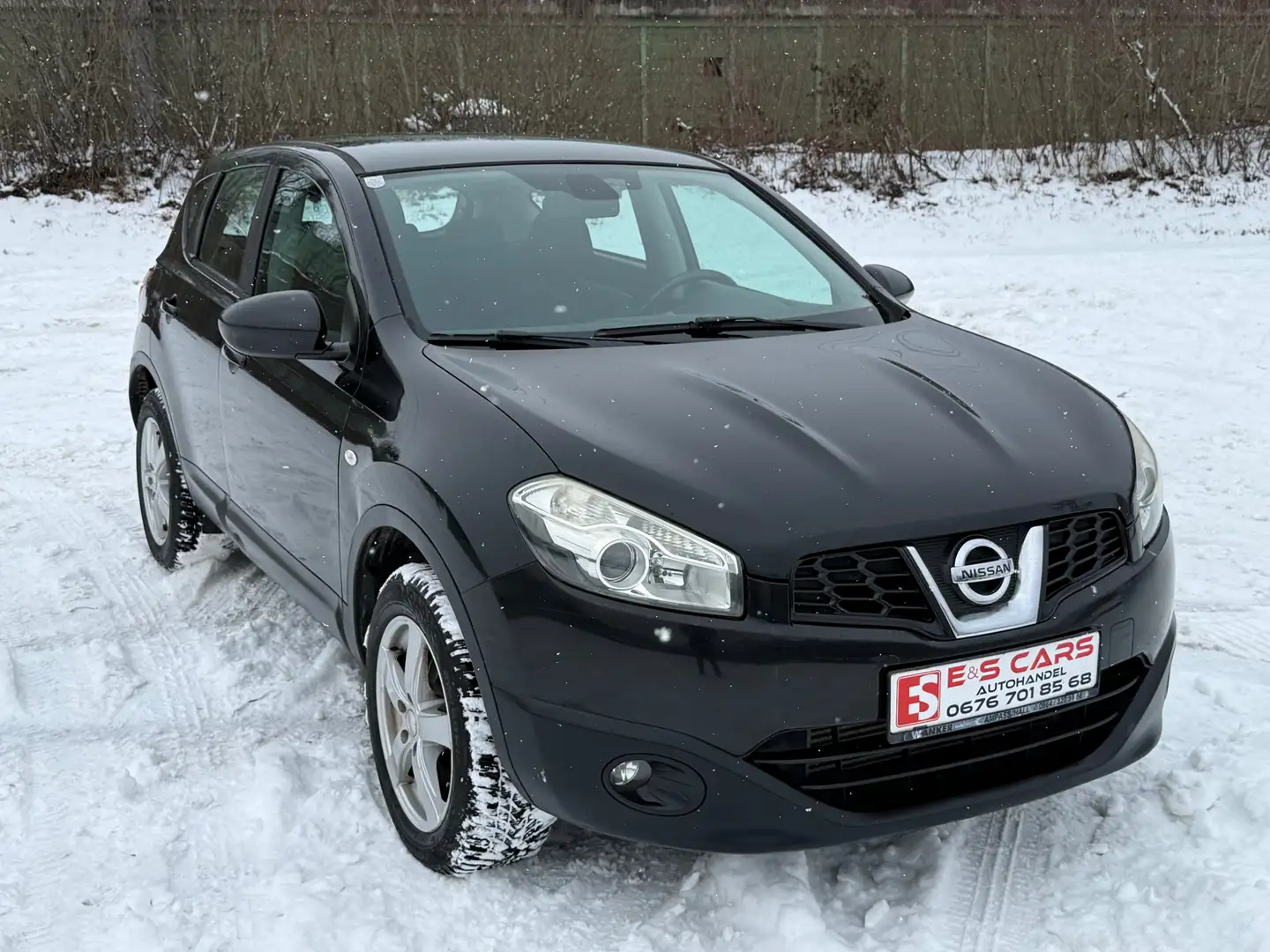 Nissan Qashqai 2.0 dCi Visia 4X4 Schwarz - 1
