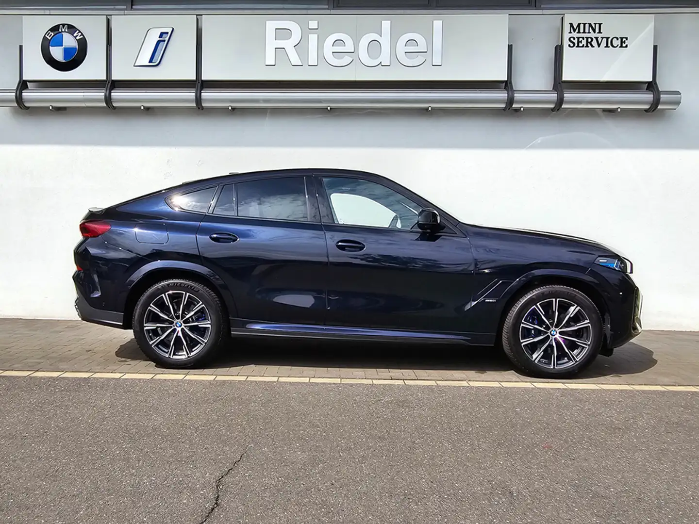 BMW X6 M 60i Komfortsitze*Standhzg*AHK*DAPro*PanoSky* Noir - 2