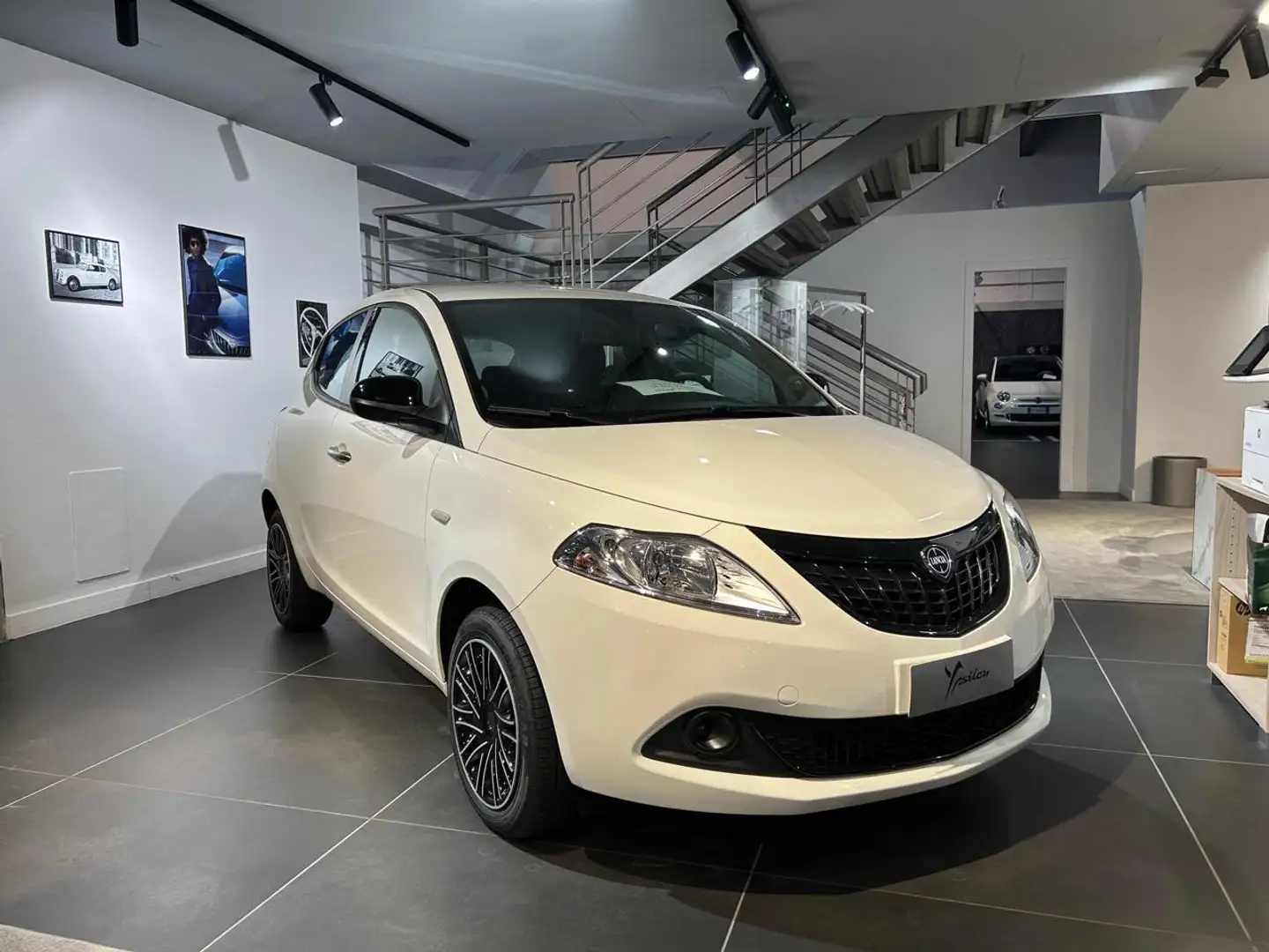 Lancia Ypsilon 1.0 FireFly 5 porte S&S Hybrid Silver Plus Bianco - 1