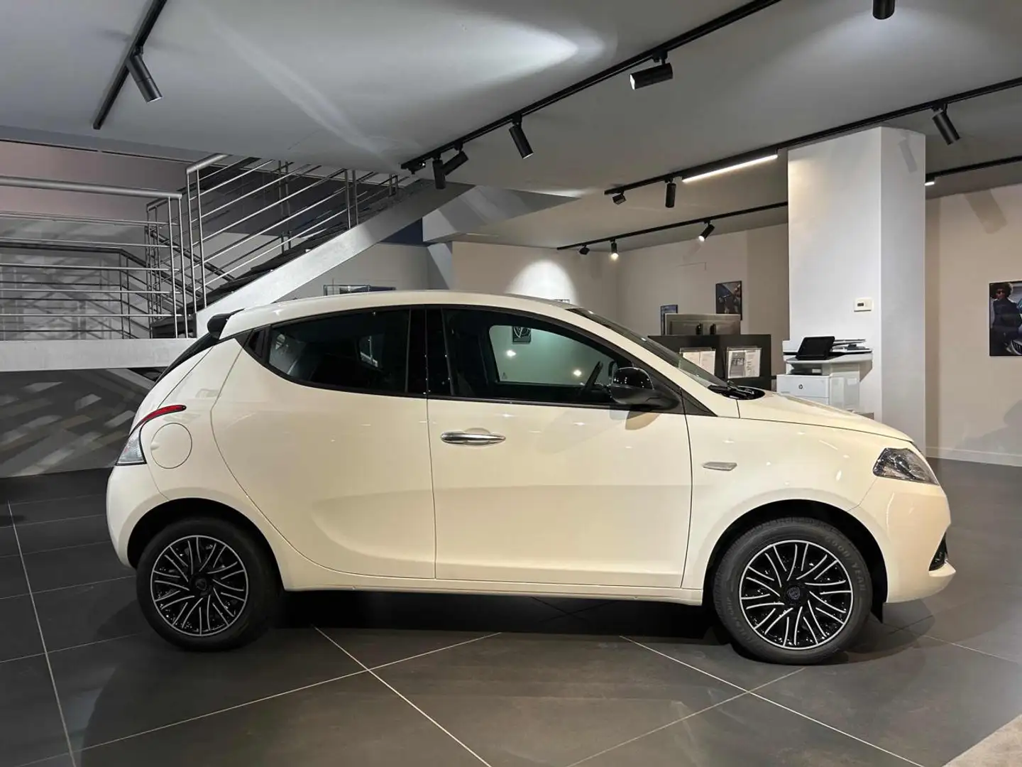 Lancia Ypsilon 1.0 FireFly 5 porte S&S Hybrid Silver Plus Bianco - 2