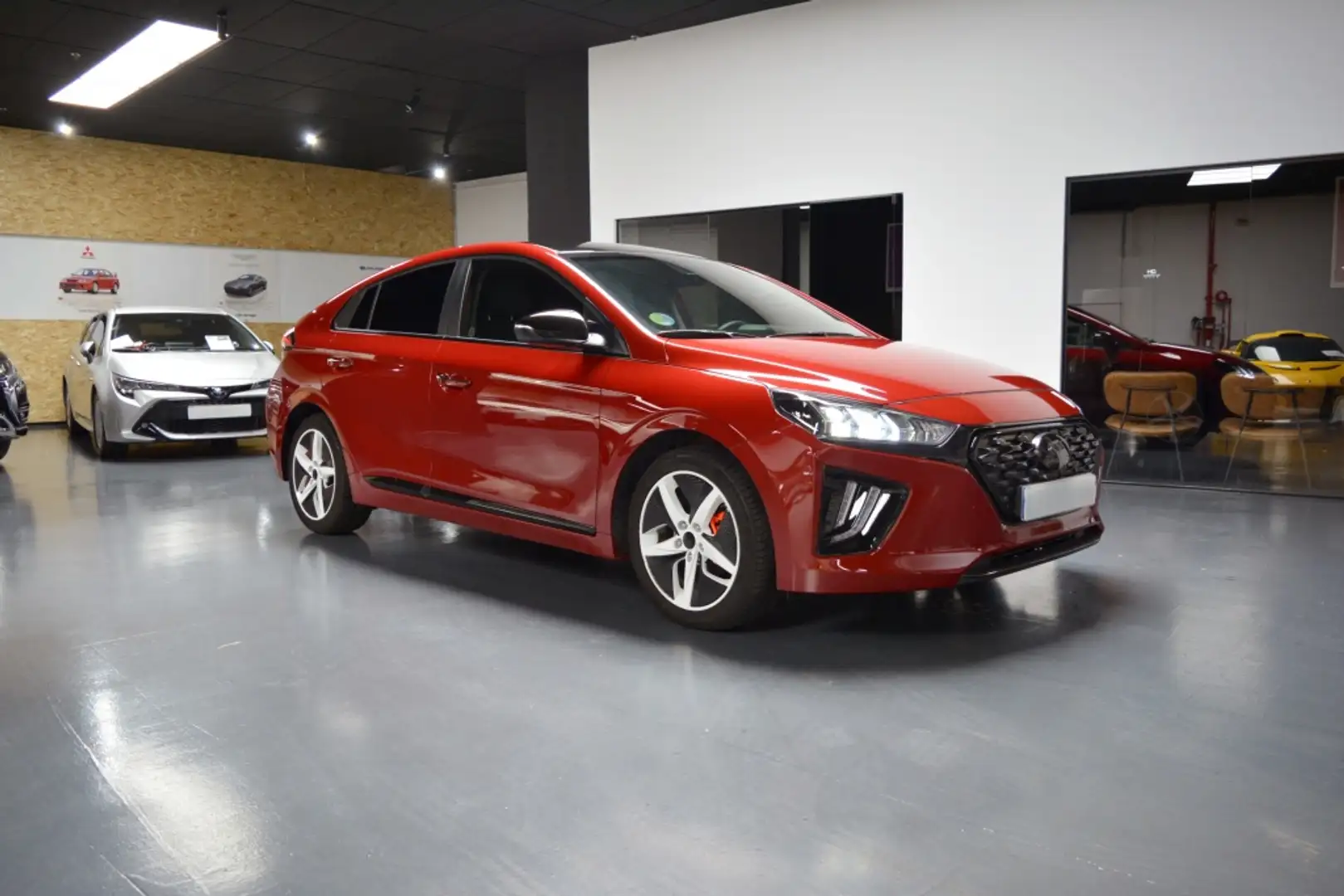 Hyundai IONIQ HEV 1.6 GDI Tecno Rojo - 2