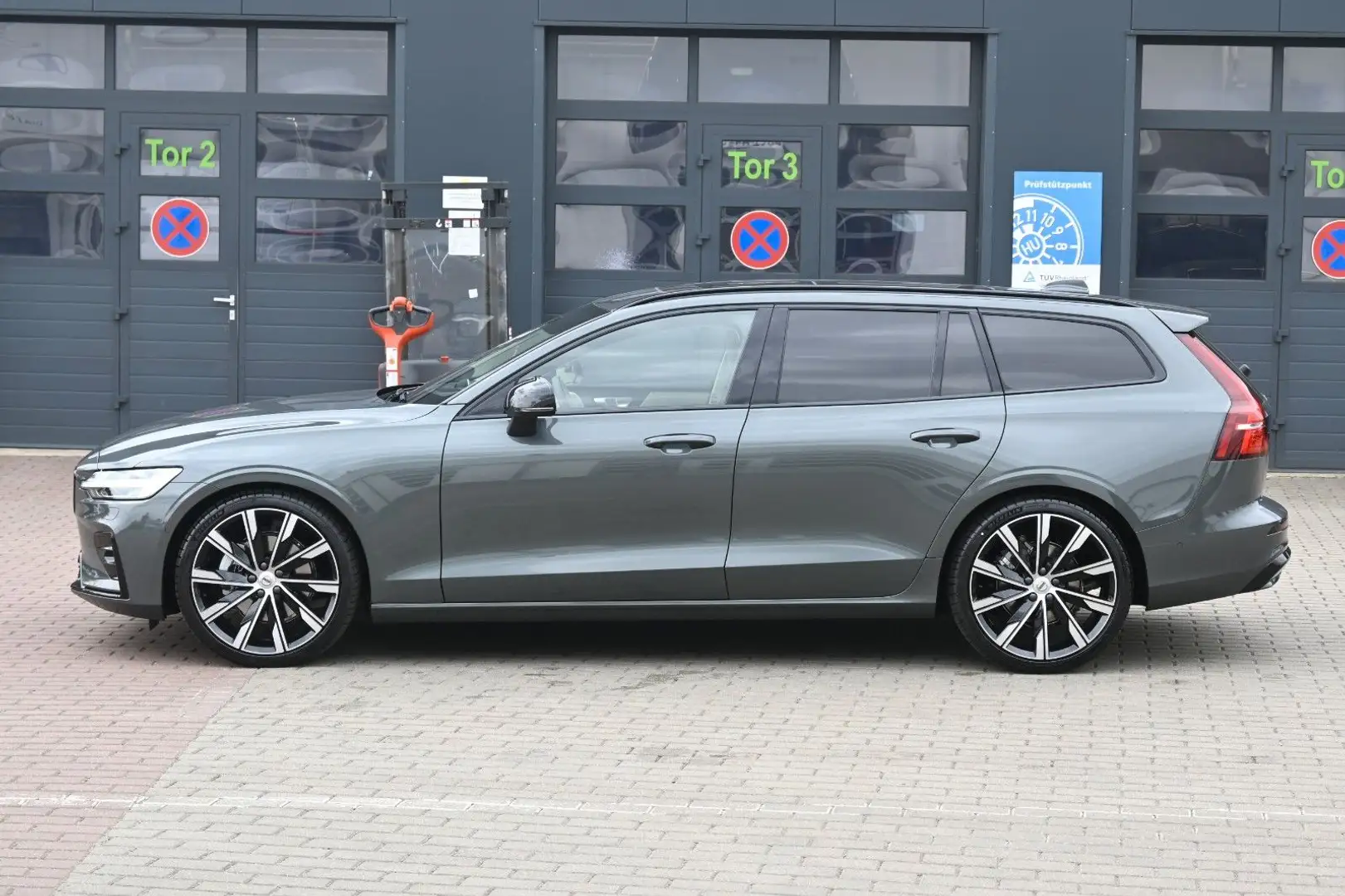 Volvo V60 B4 Ultra Dark*LED*PANO*STHZ*360*B&W*BLIS*AHK Grün - 2