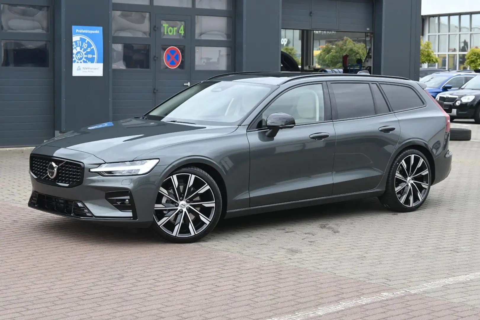 Volvo V60 B4 Ultra Dark*LED*PANO*STHZ*360*B&W*BLIS*AHK Grün - 1
