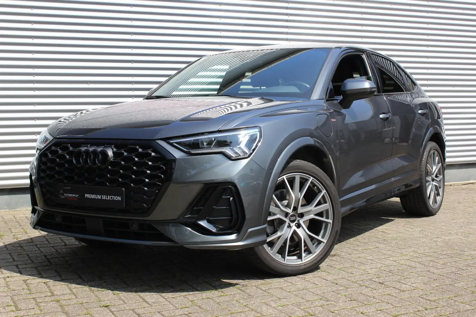 Audi Q3 Sportback 45 TFSI e S Edition // 3X S-Line - Plat Grijs - 2